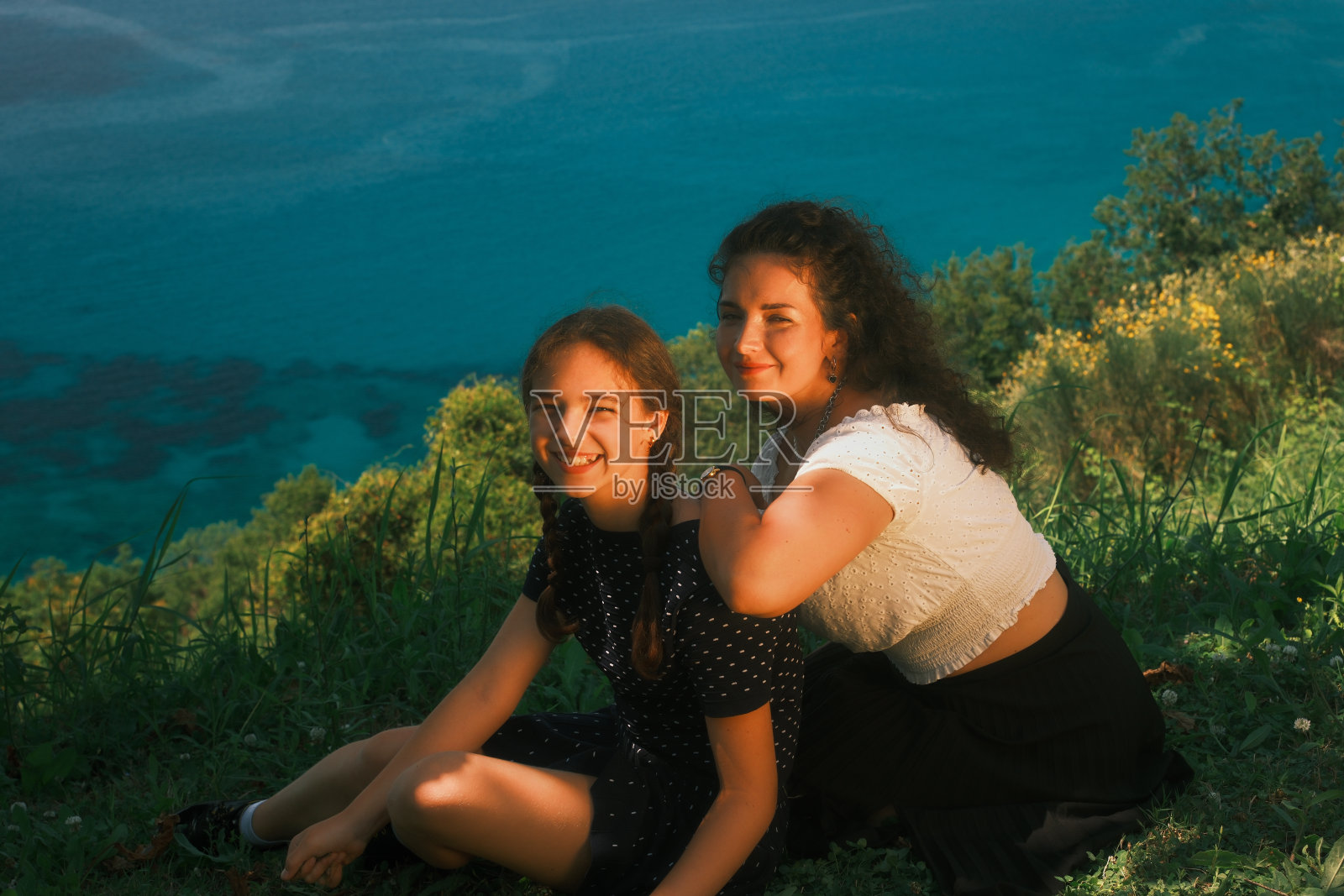 母女俩在大自然中放松照片摄影图片