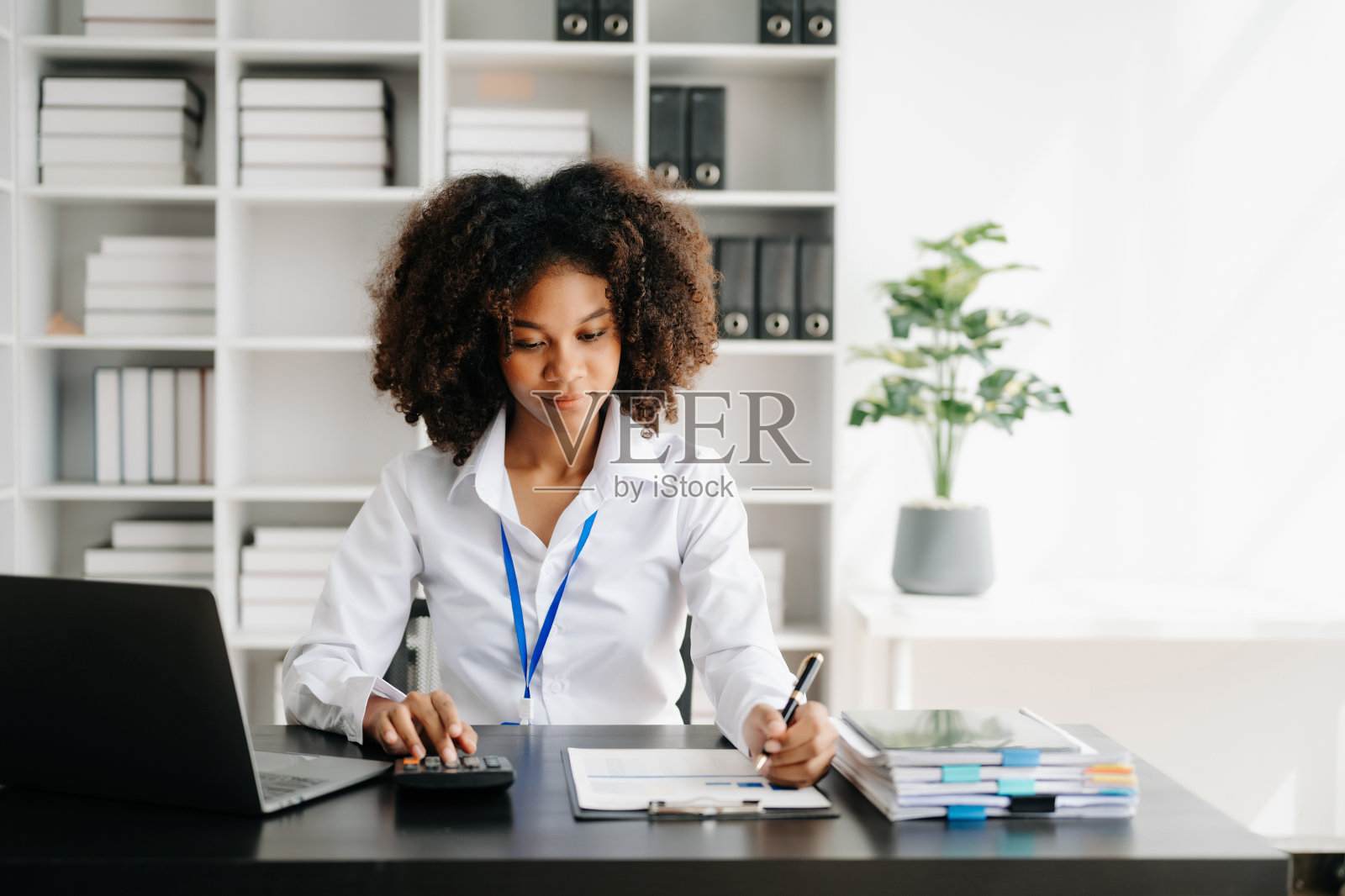 商务女性使用平板电脑和笔记本电脑在办公桌旁做数学、金融、税务、报告、会计、统计和分析研究概念照片摄影图片