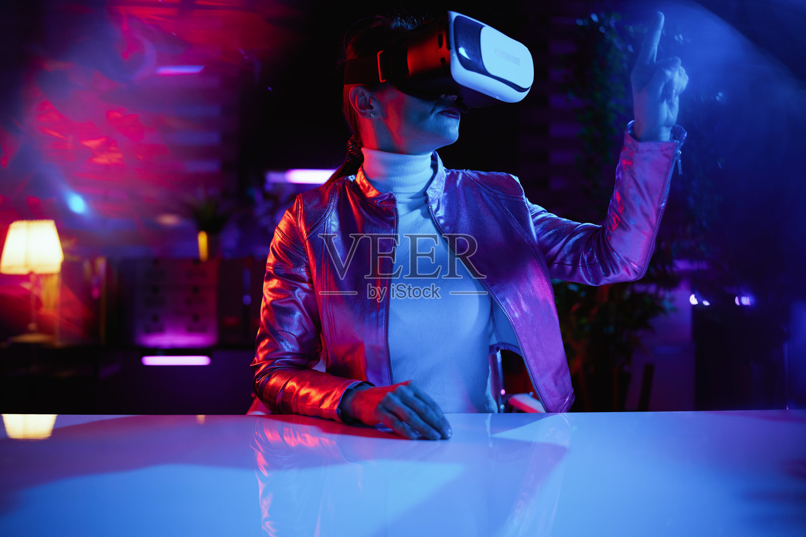 优雅女性在办公室使用虚拟现实技术照片摄影图片