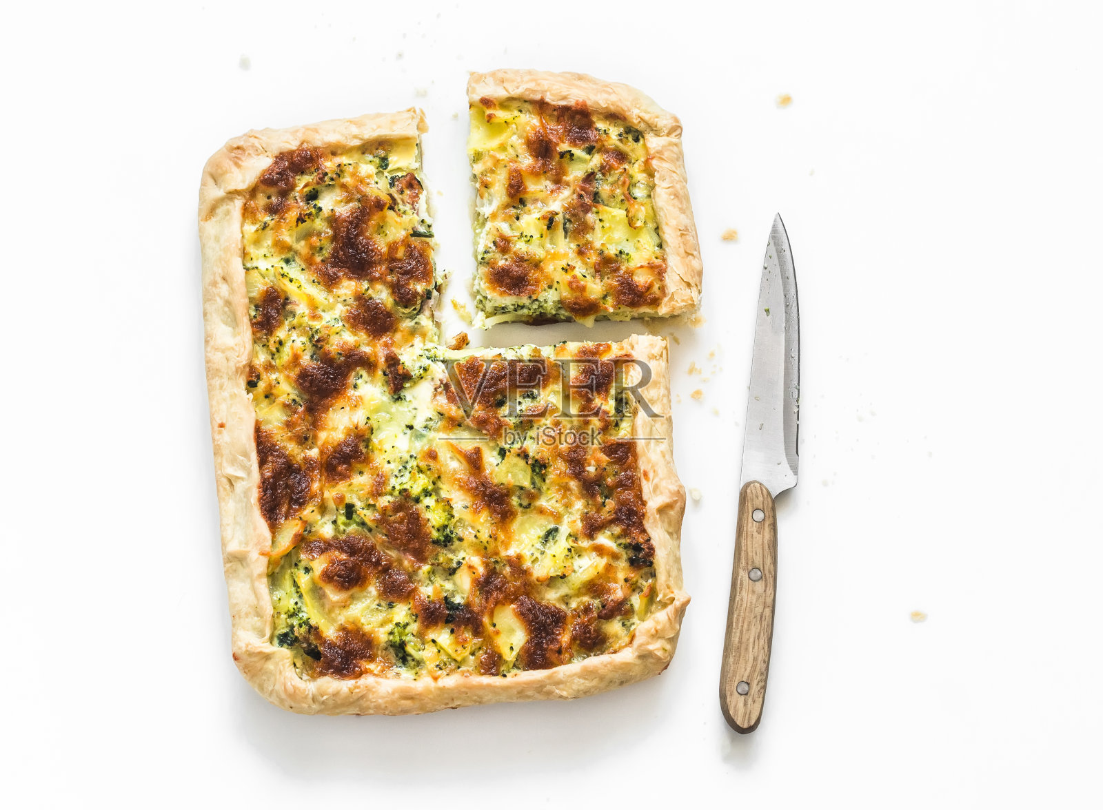 马铃薯,火腿,花椰菜,马苏里拉鲜味派,浅背景,俯视图。美味的小吃,开胃菜,小吃照片摄影图片