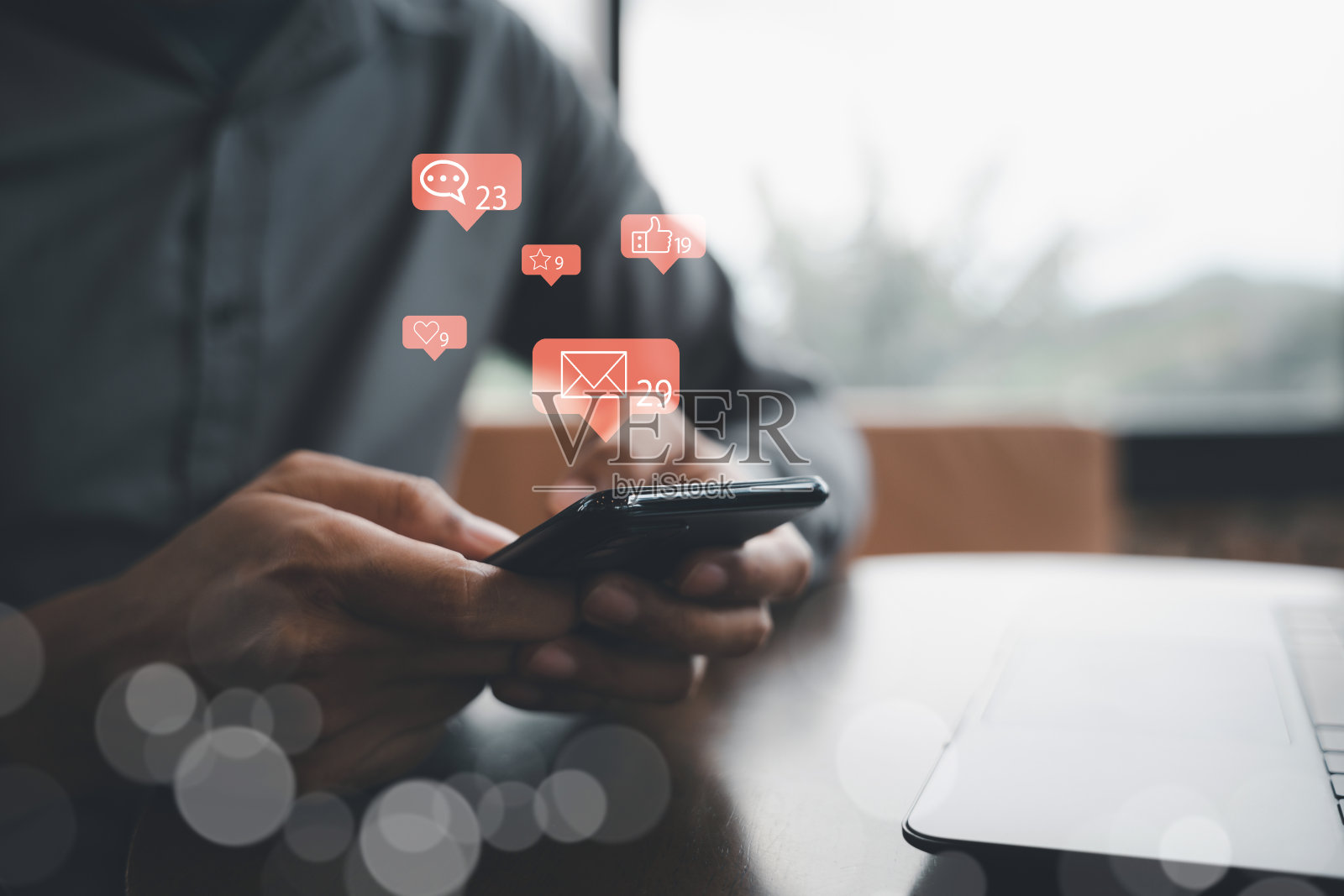 智能手机和社交媒体的在线生活方式照片摄影图片