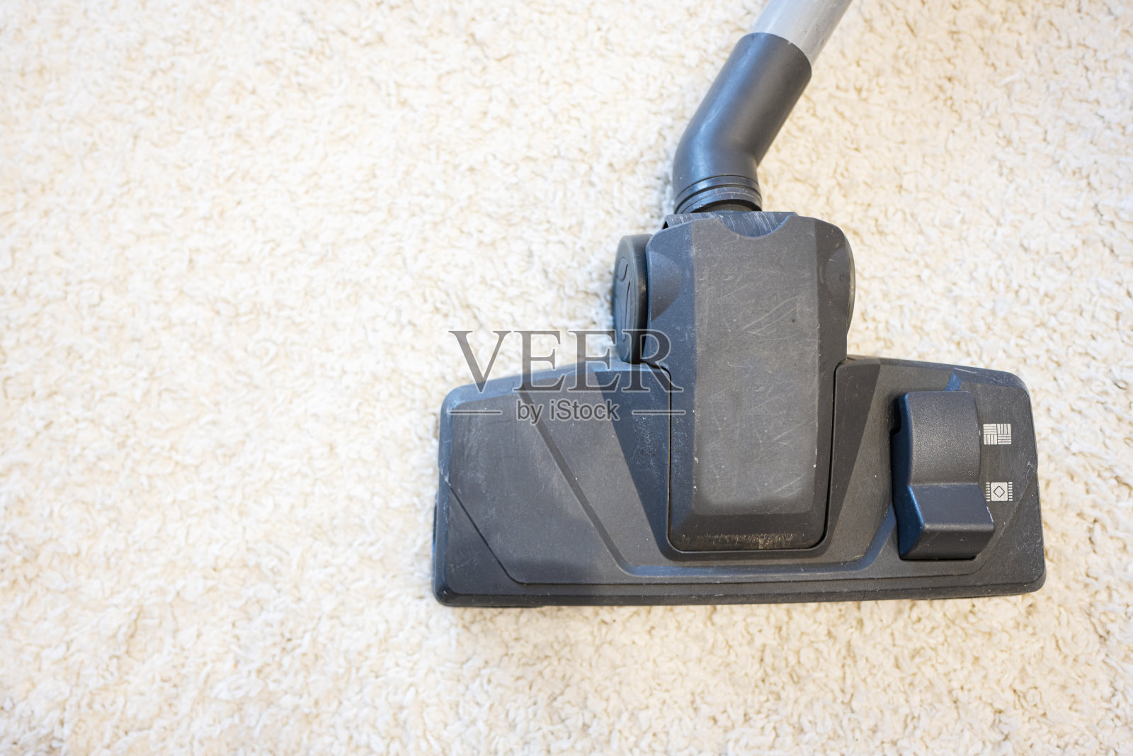 吸尘器清洁客厅地毯,家务概念照片摄影图片
