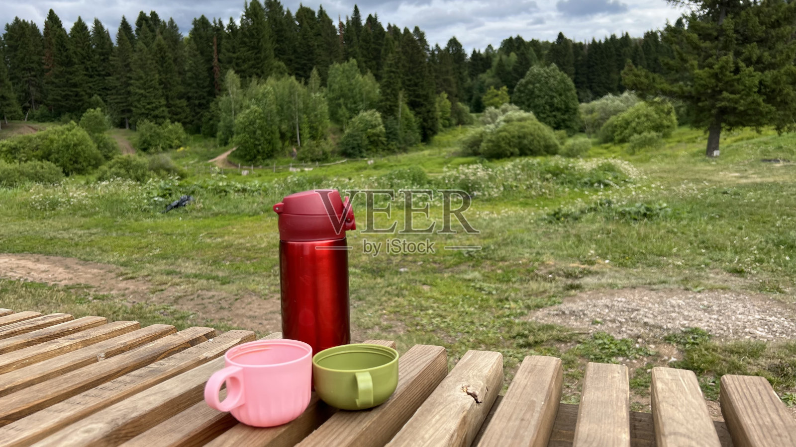 在自然公园吃零食照片摄影图片