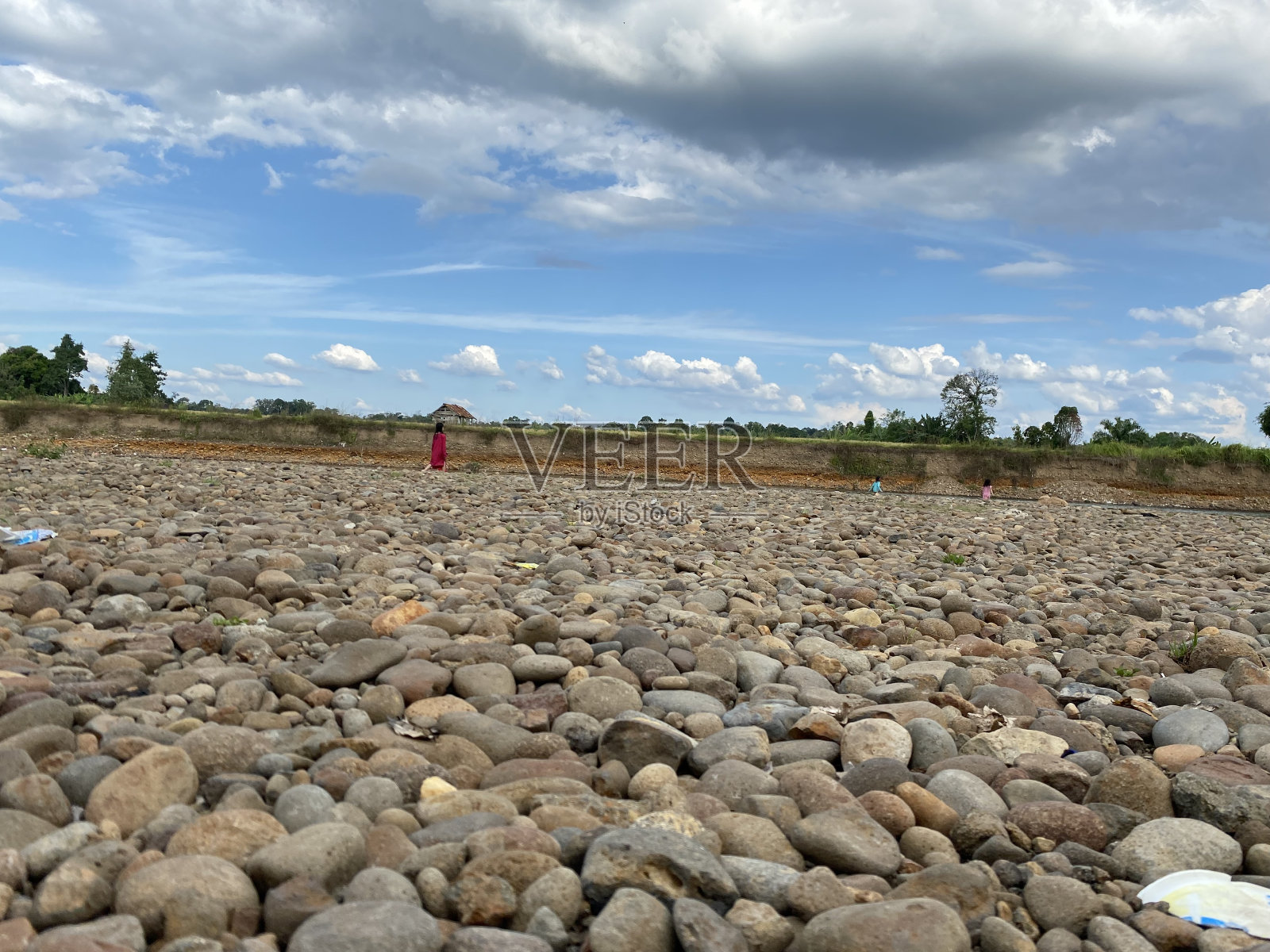 浅河上的砾石纹理照片摄影图片