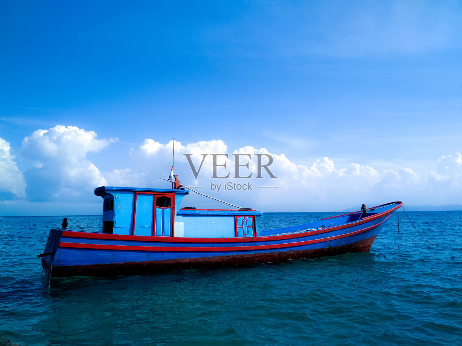 亚齐岛上五颜六色的木制渔船照片摄影图片