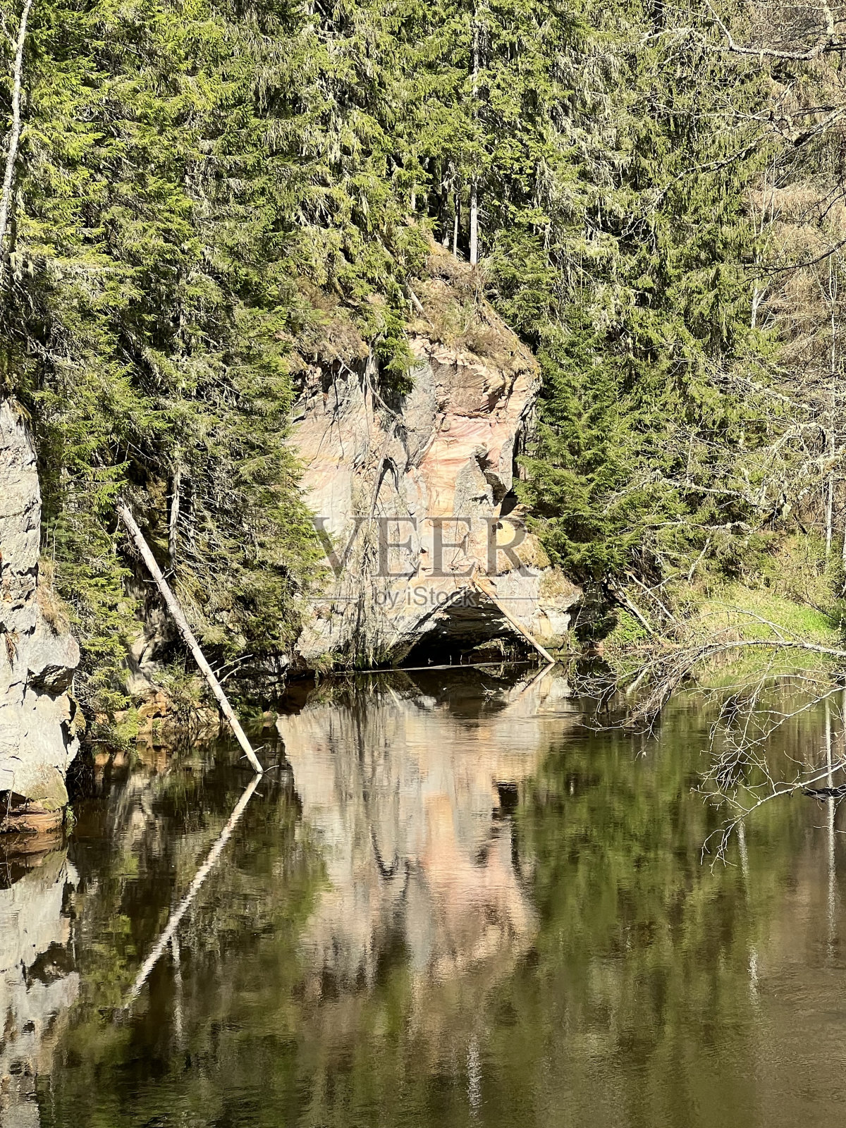 春日在湖边垂钓,白云映在湖面上,是春天的第一片绿照片摄影图片