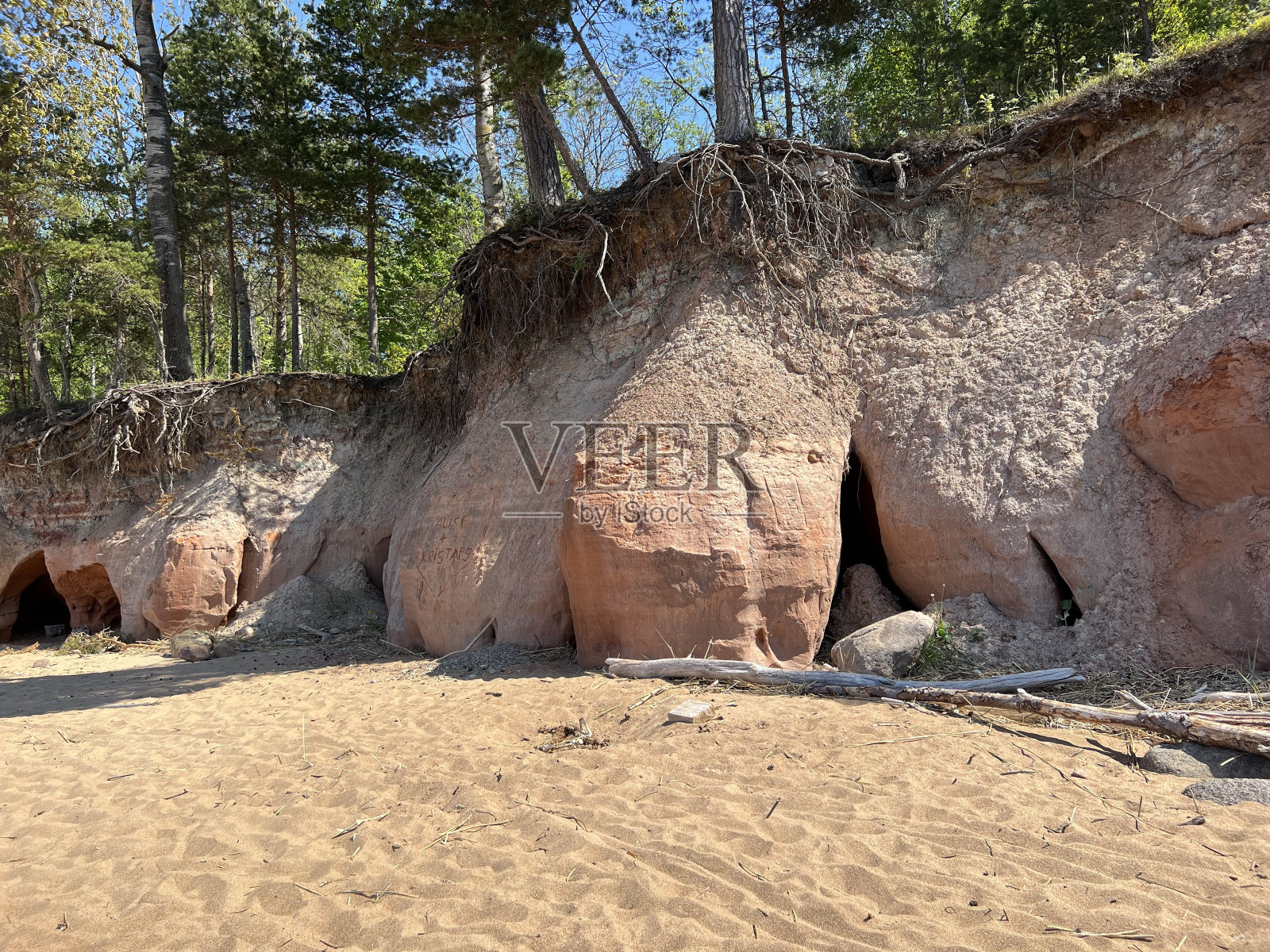 阳光明媚的大海,蔚蓝的天空,海边有许多石头照片摄影图片