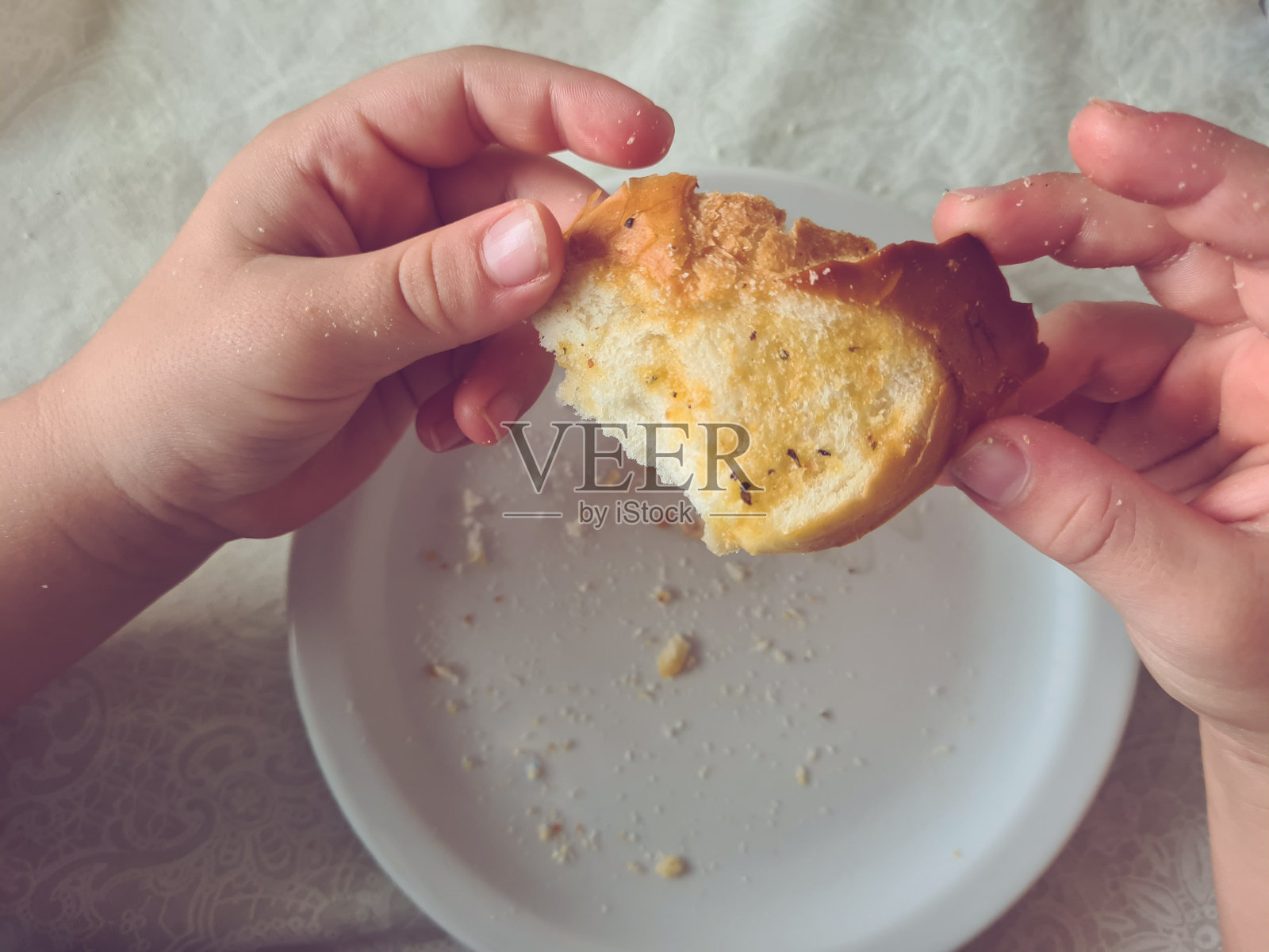 孩子的手拿着一片面包照片摄影图片