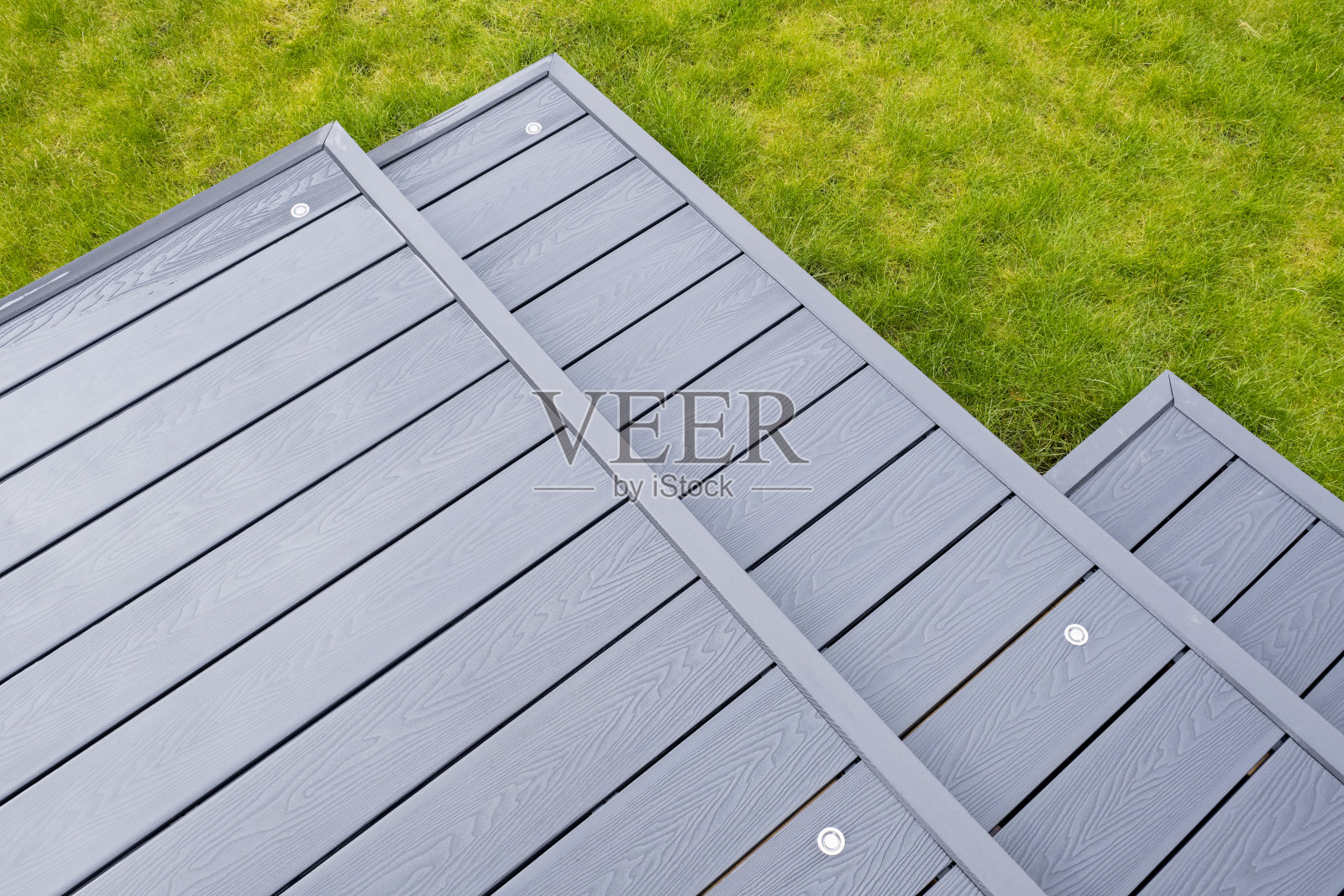 新建的双层平台,安装了甲板照明,呈灰白色,夏季小屋也涂有相同的颜色。景观设计师的好素材照片摄影图片