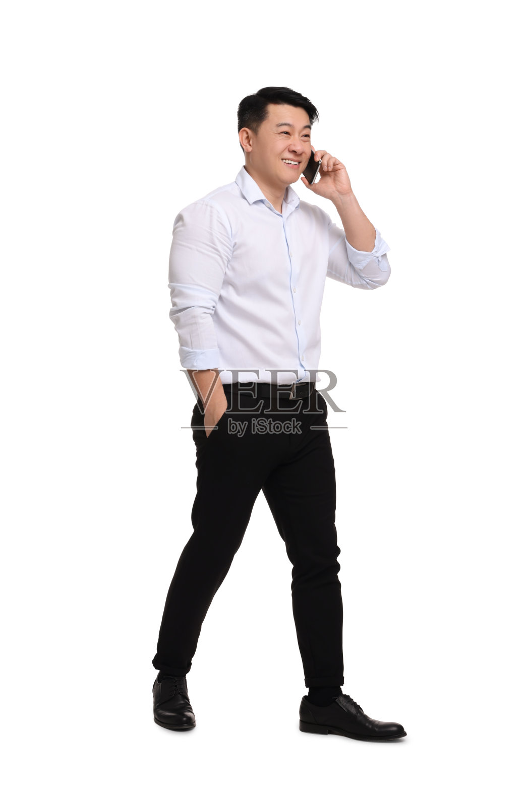 穿着正装的商人在白色背景下打电话照片摄影图片