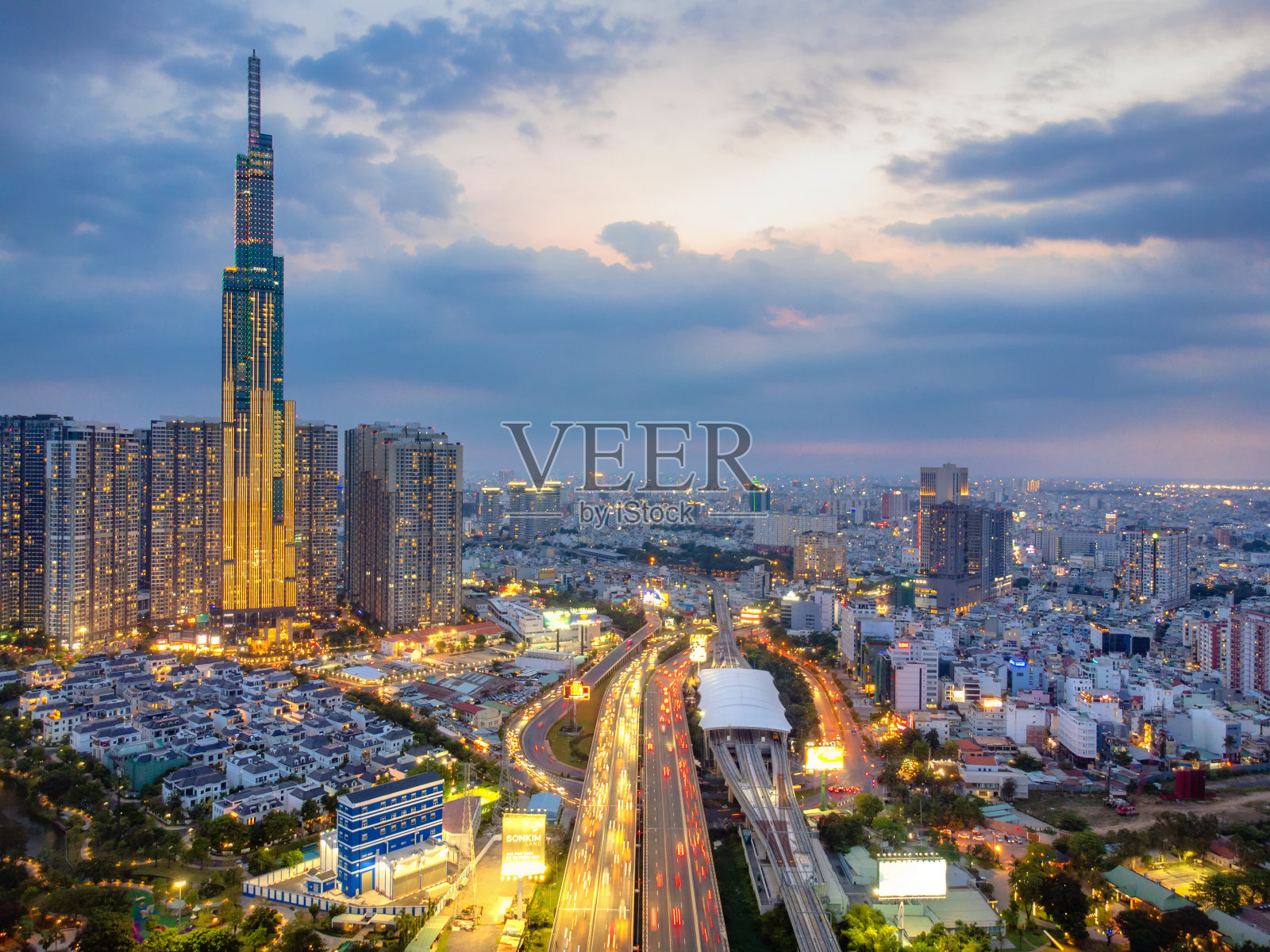 在西贡日落的地标81鸟瞰图,美丽的风景在西贡的一个下午,全景从上面的地标81照片摄影图片