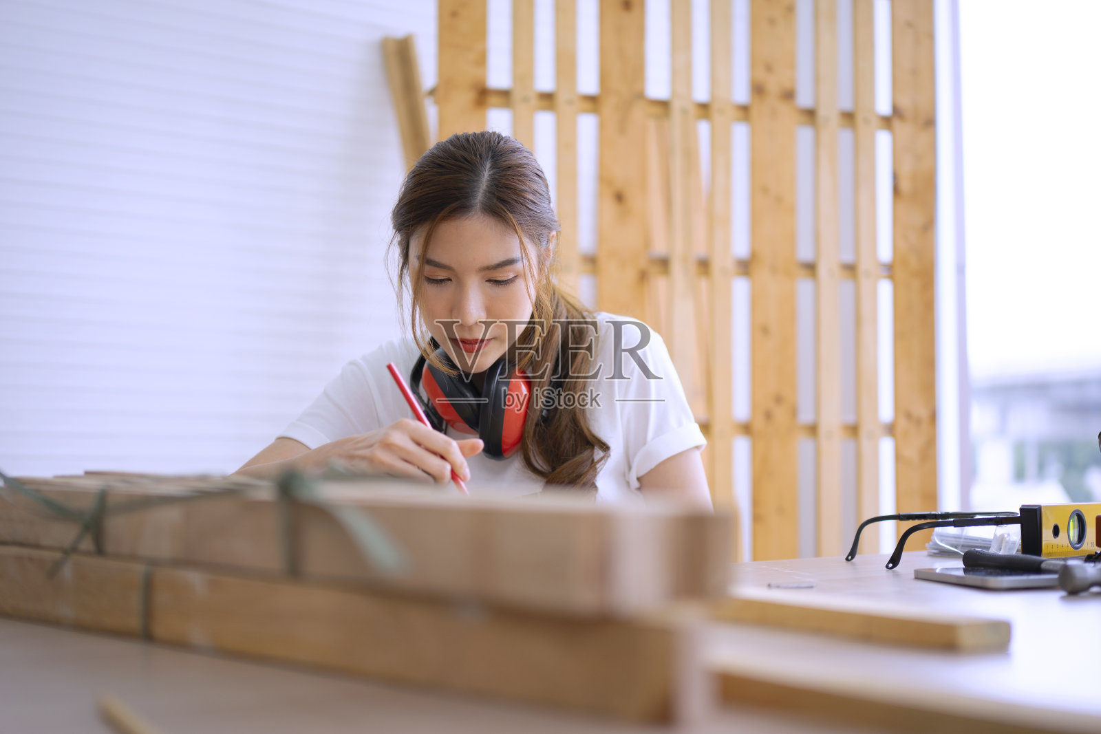 木匠在车间工作。照片摄影图片