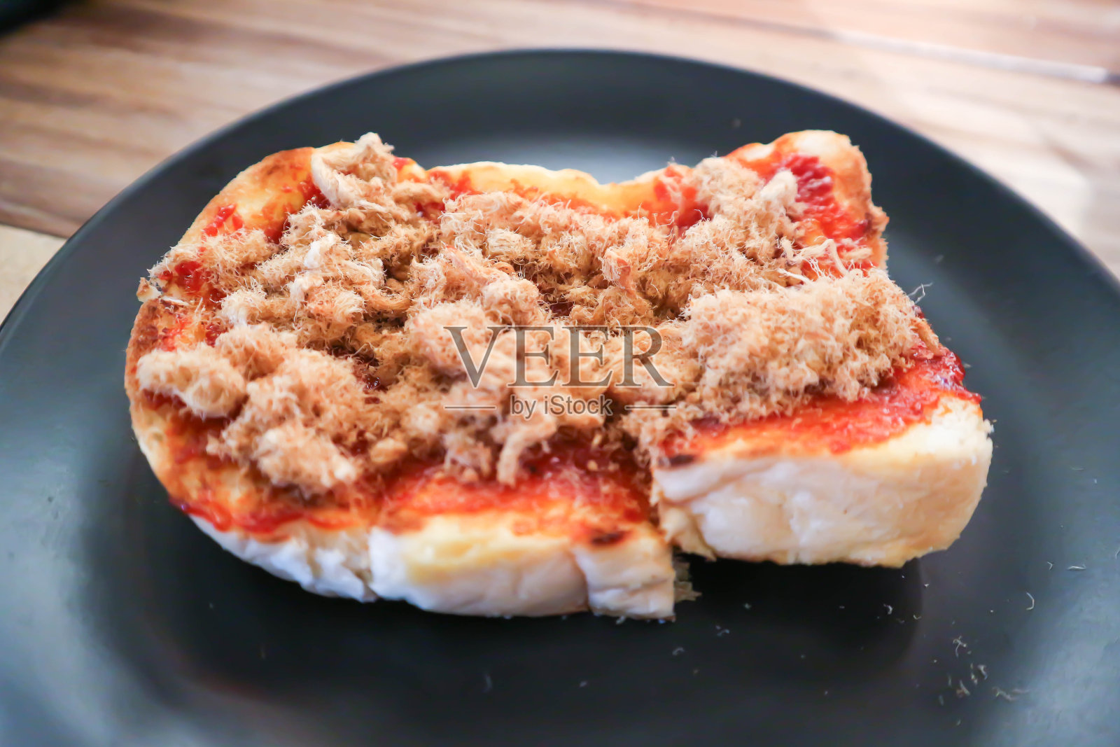 面包上加黄油和干猪肉或面包照片摄影图片