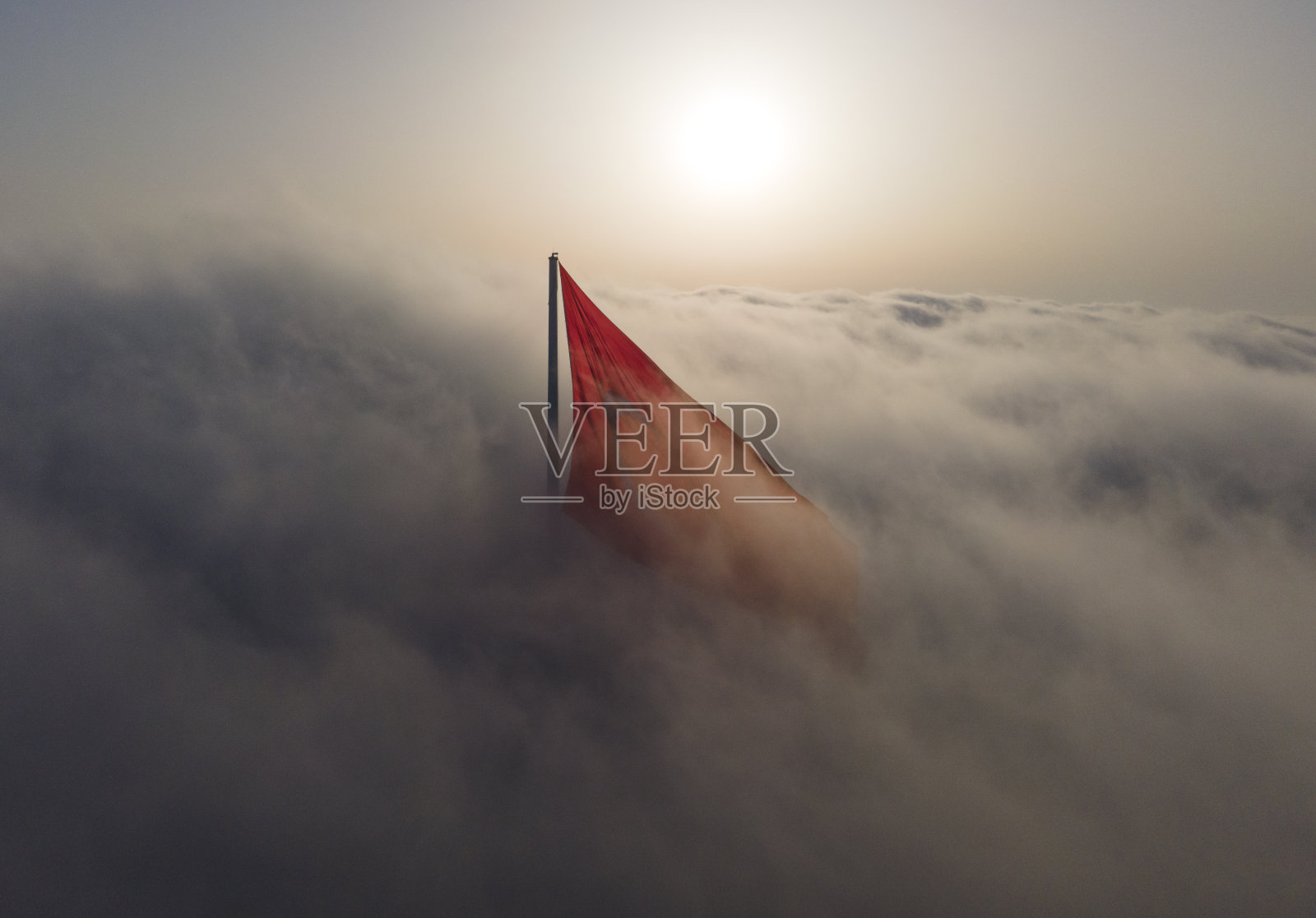 日出无人机照片中的土耳其国旗,伊斯坦布尔,土耳其照片摄影图片