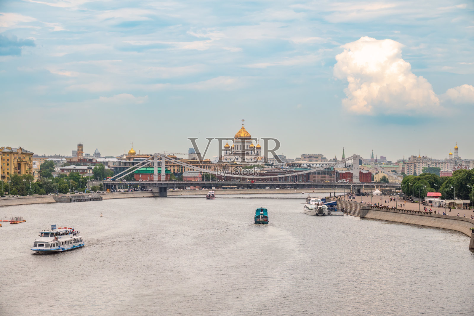 游船在莫斯科市中心的莫斯科河上航行,这里是散步的好去处。照片摄影图片