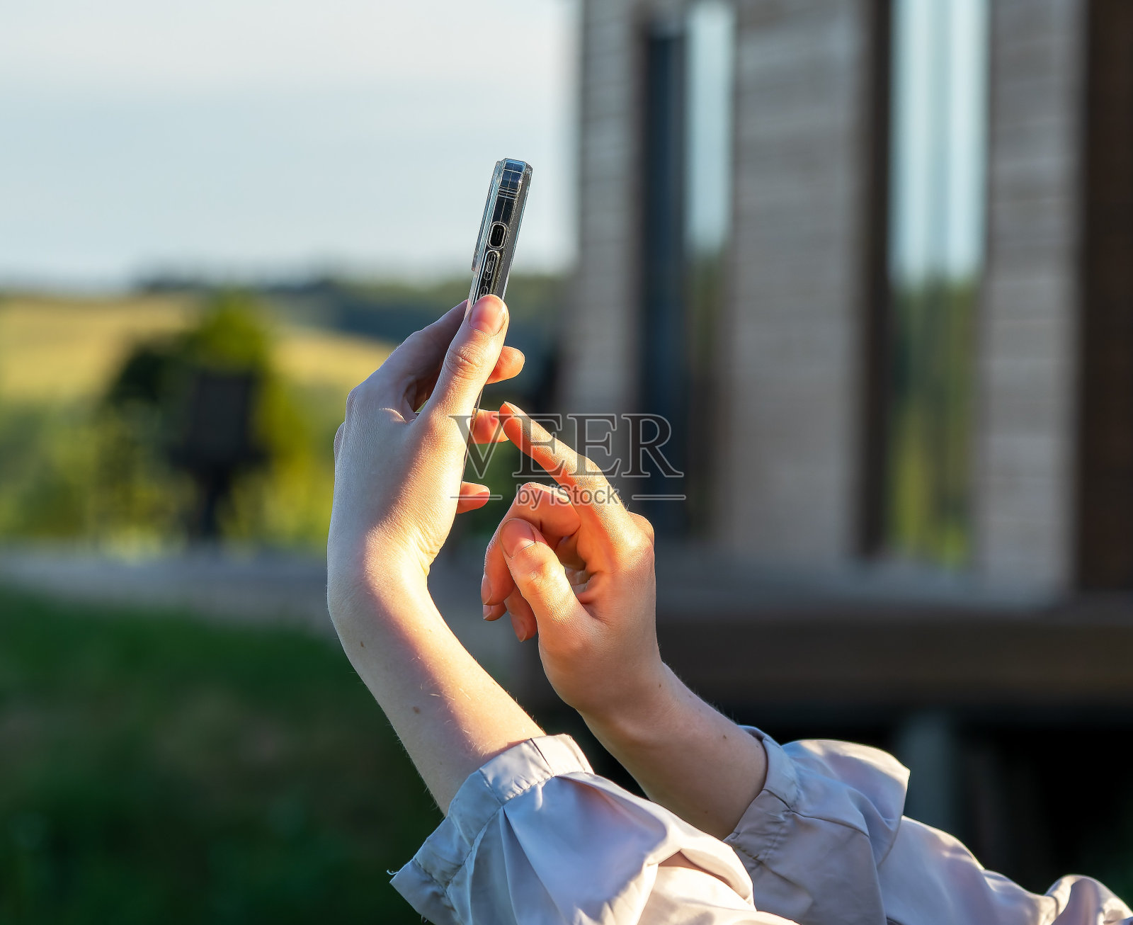 手近距离拍照,户外用手机拍照照片摄影图片