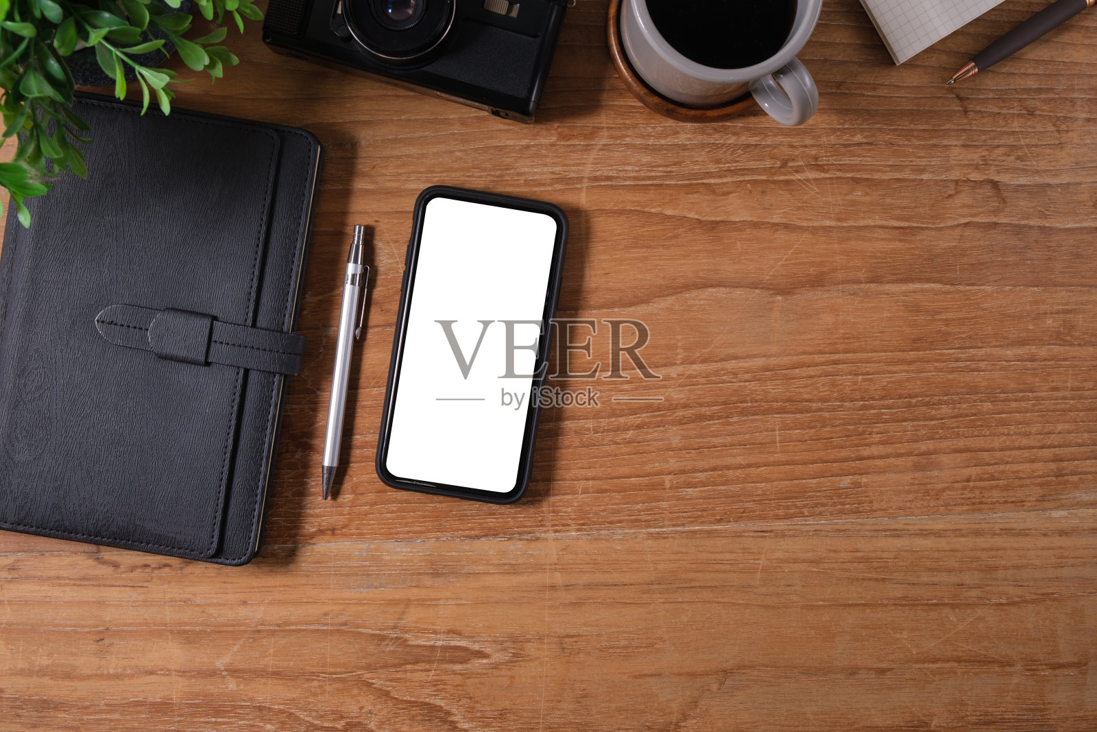 白屏手机,咖啡杯,木桌笔记本。前视图。平的。照片摄影图片