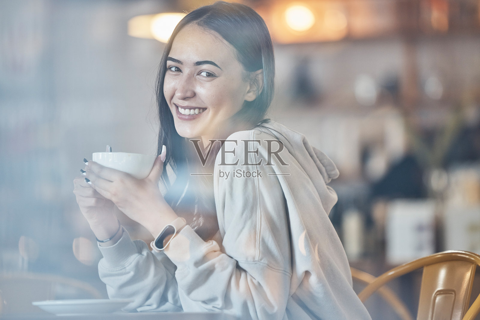 快乐,咖啡馆和肖像的女人与咖啡,享受饮料和温暖的饮料。微笑,放松,和一个早上在餐厅喝卡布奇诺,茶或拿铁的女孩一起快乐照片摄影图片