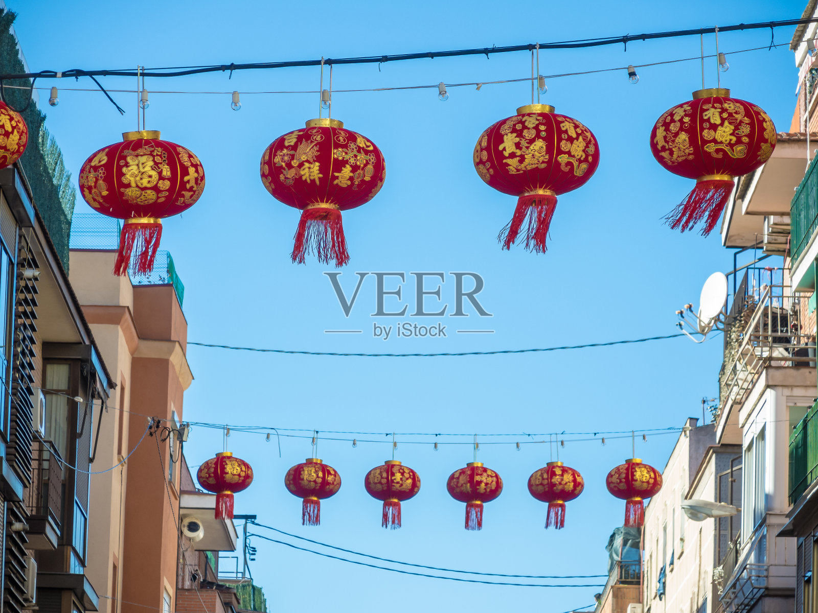 红色的中国灯笼装饰着街道庆祝中国新年照片摄影图片