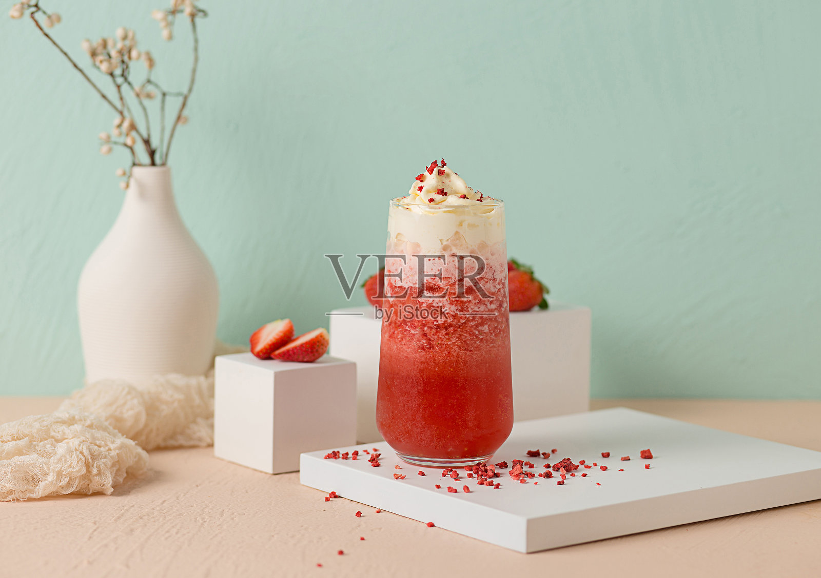 清新如画的奶茶果茶饮品,色调清爽照片摄影图片