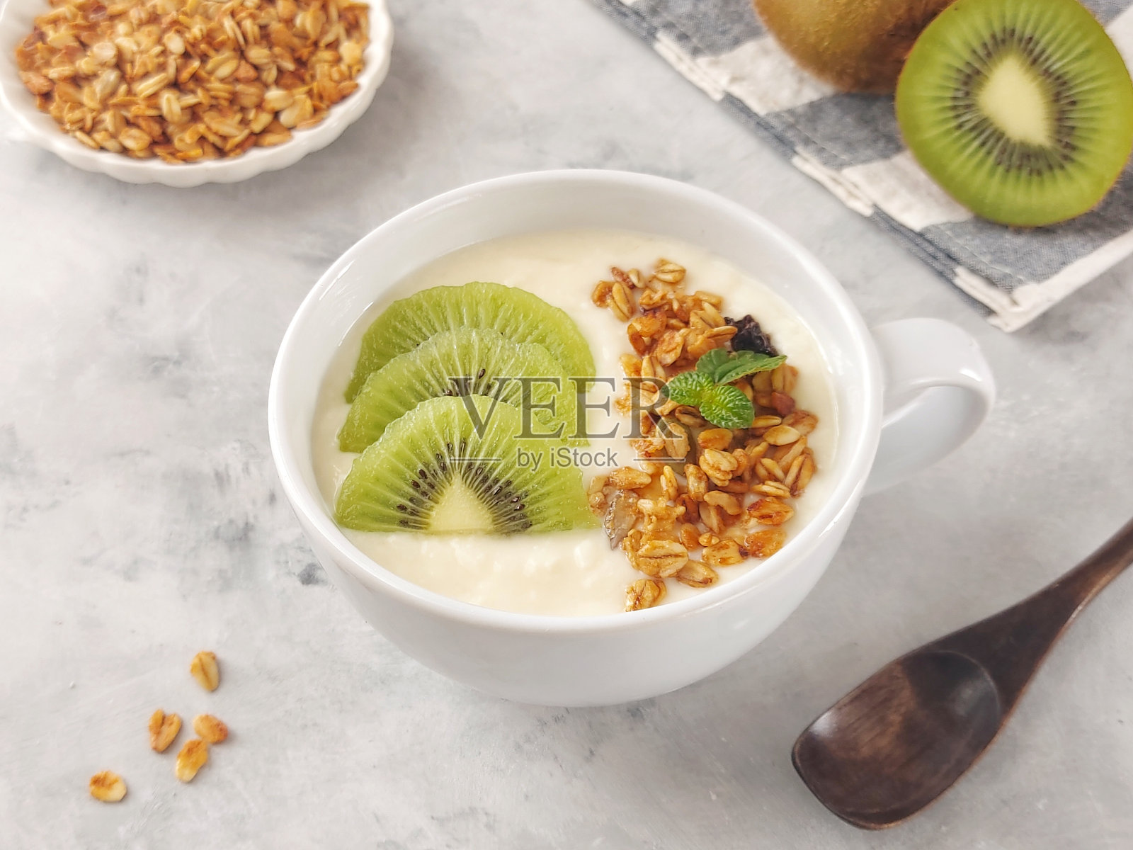 酸奶,麦片配猕猴桃。照片摄影图片