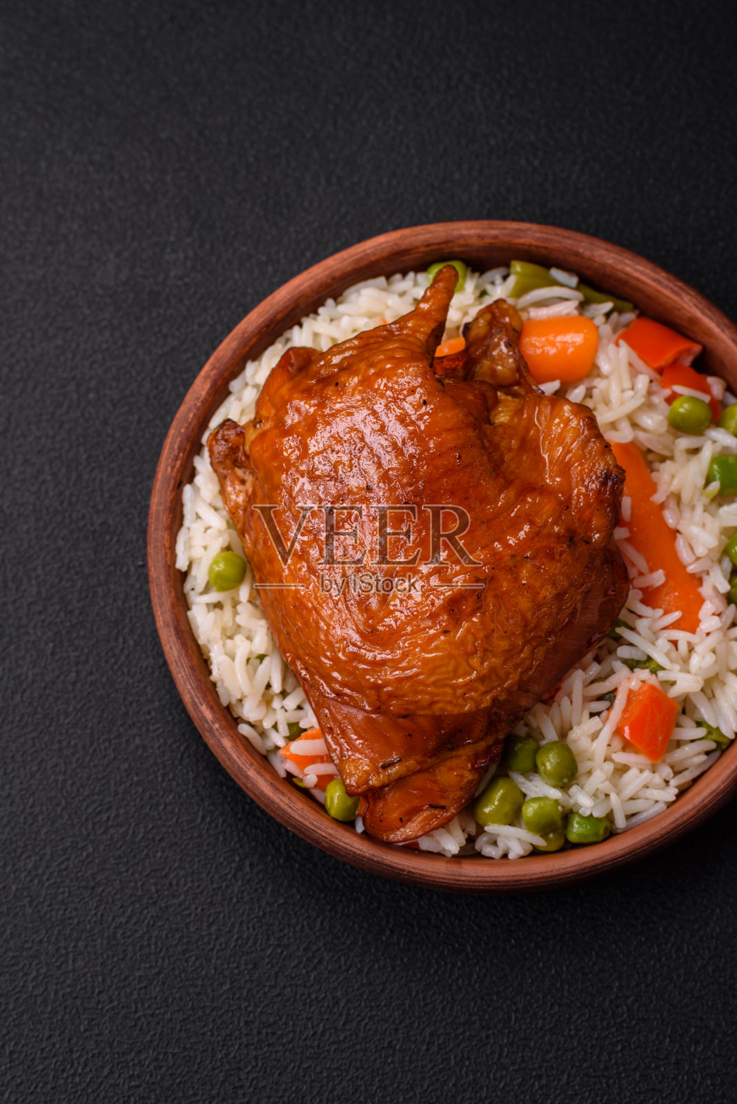 美味的煮米饭,鸡肉和蔬菜或意大利烩饭,盐,香料和香草照片摄影图片