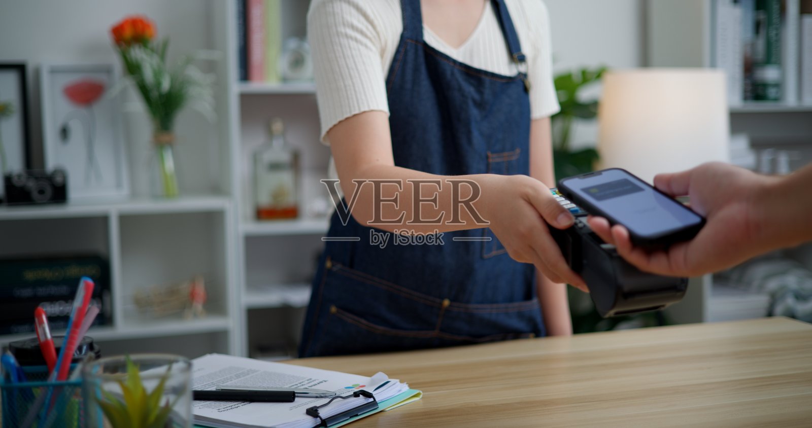 使用NFC技术的非接触式手机银行支付客户的手照片摄影图片