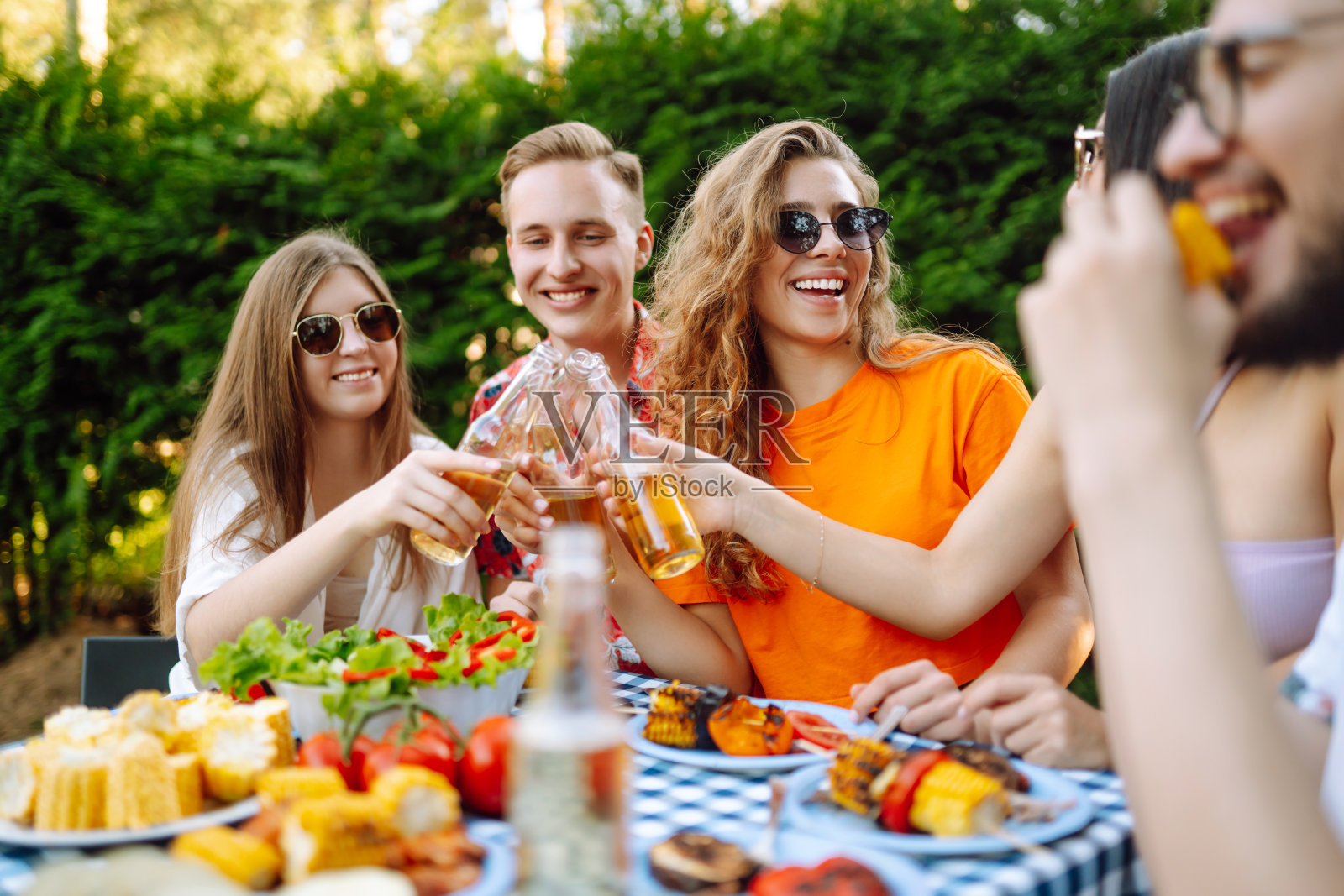 一群朋友边野餐边喝啤酒照片摄影图片
