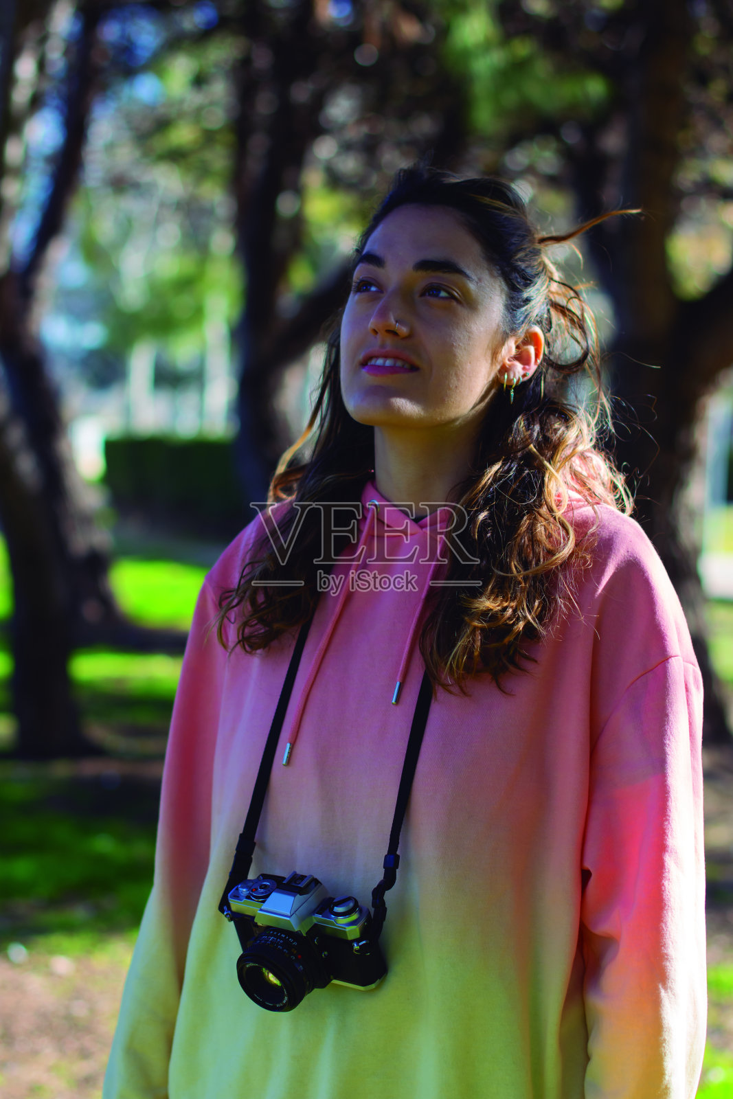 美女在大自然中拍照照片摄影图片