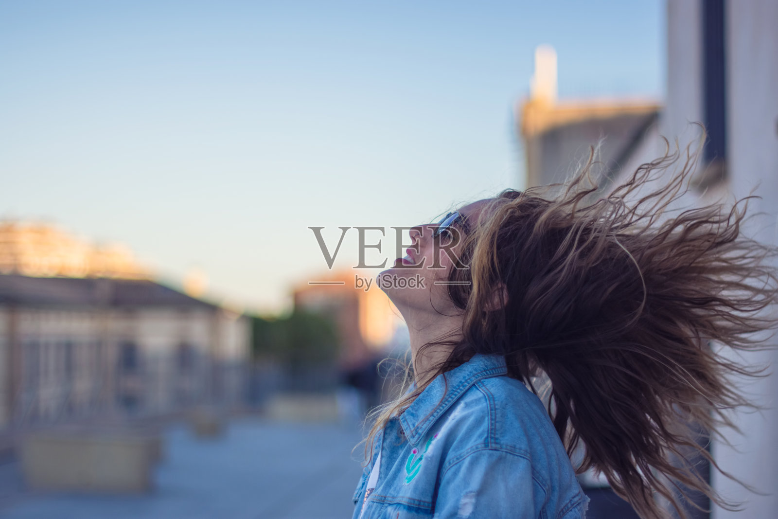 一个戴着墨镜的漂亮女孩的画像照片摄影图片