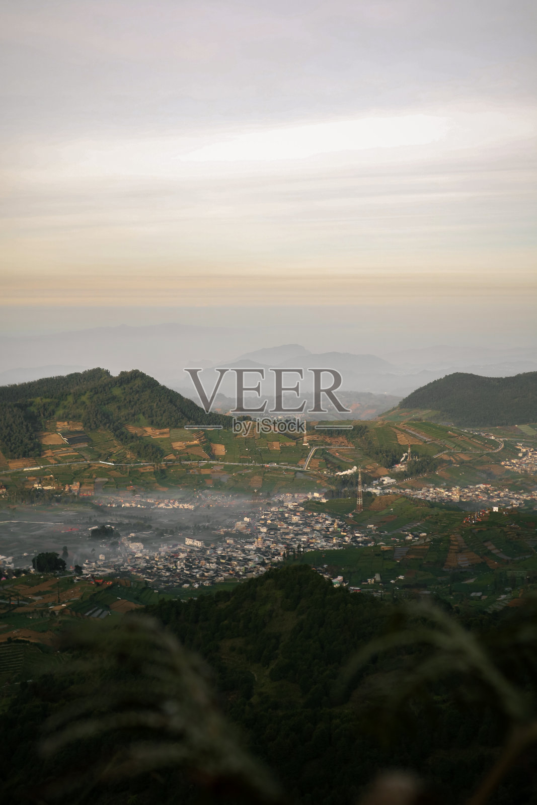 甸高原鸟瞰图,周围群山环绕,有城镇照片摄影图片