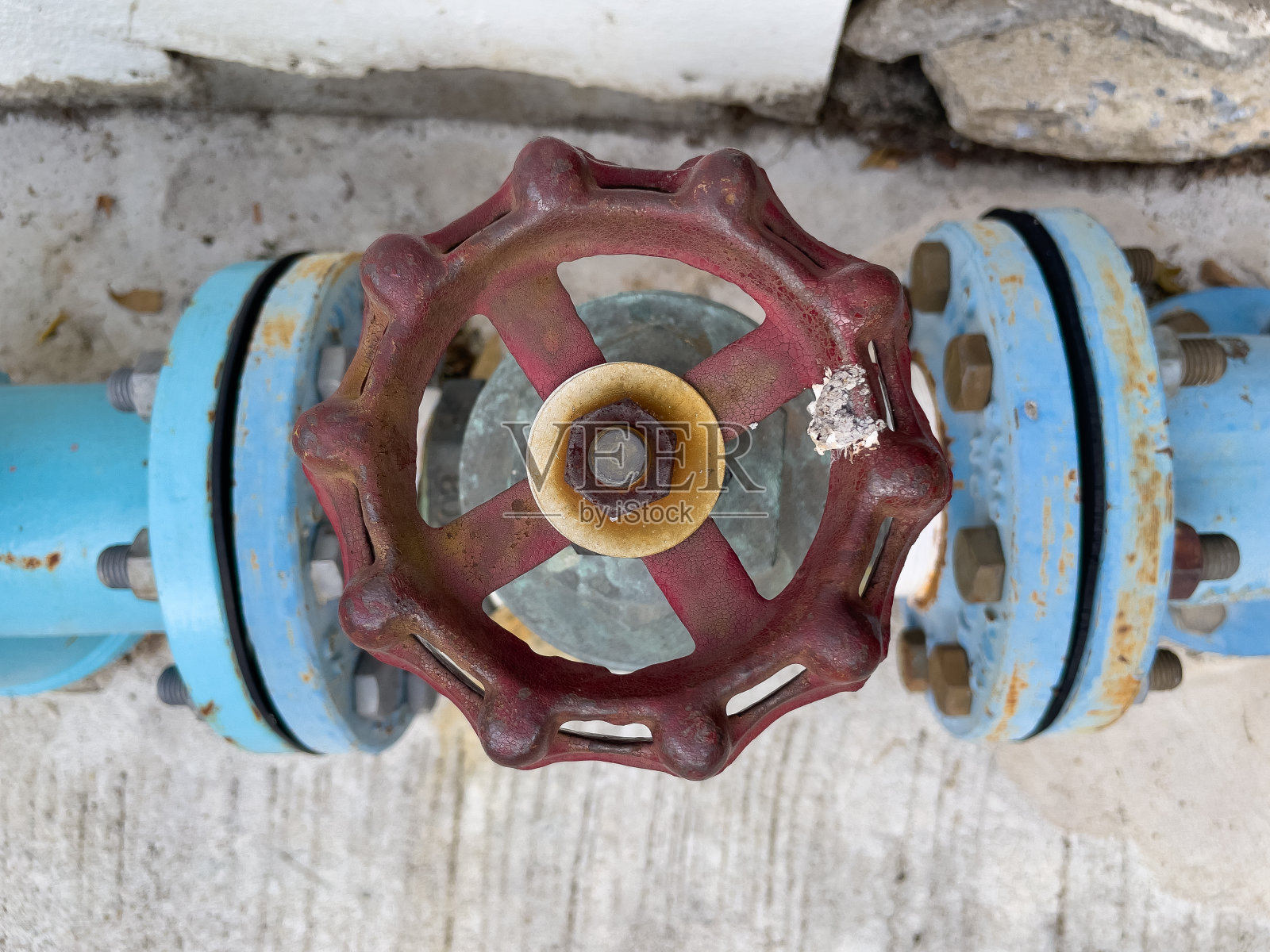 用于切断水管的阀门。照片摄影图片