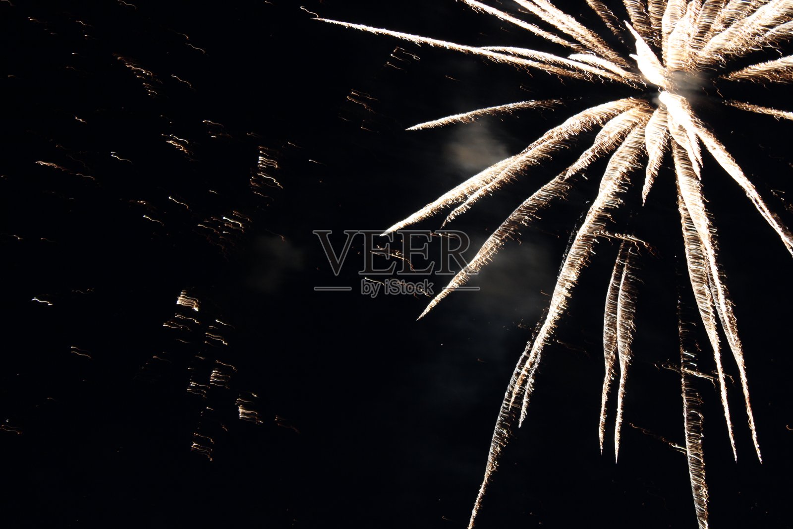 空中的烟花照片摄影图片