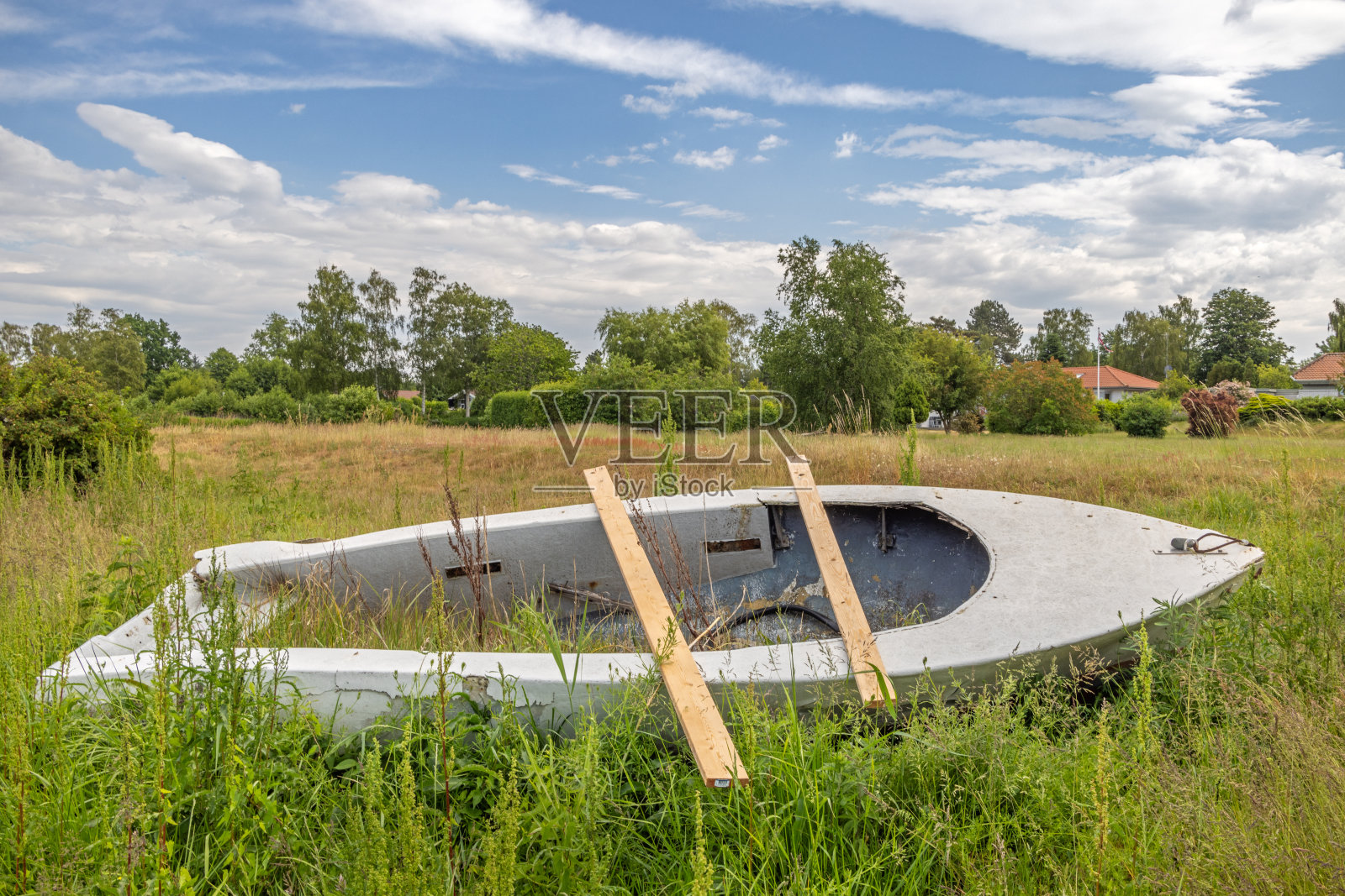 草地上的旧小艇照片摄影图片