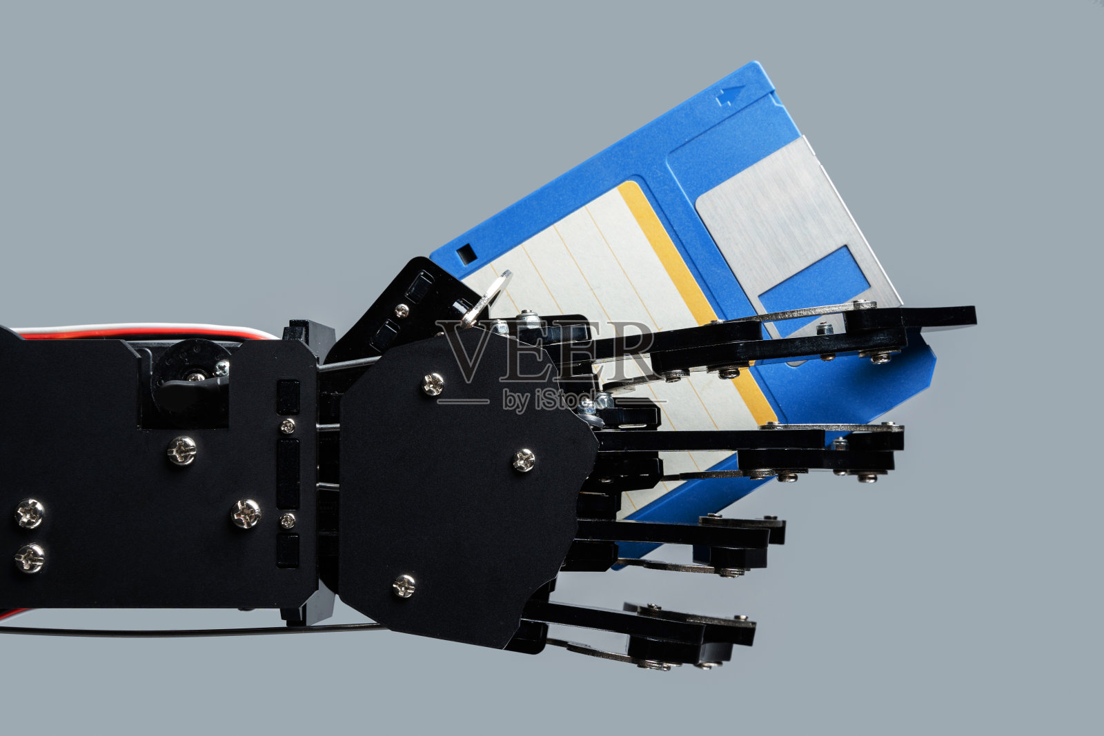 带软盘的真正机械手。人工智能开发和数据存储的概念照片摄影图片