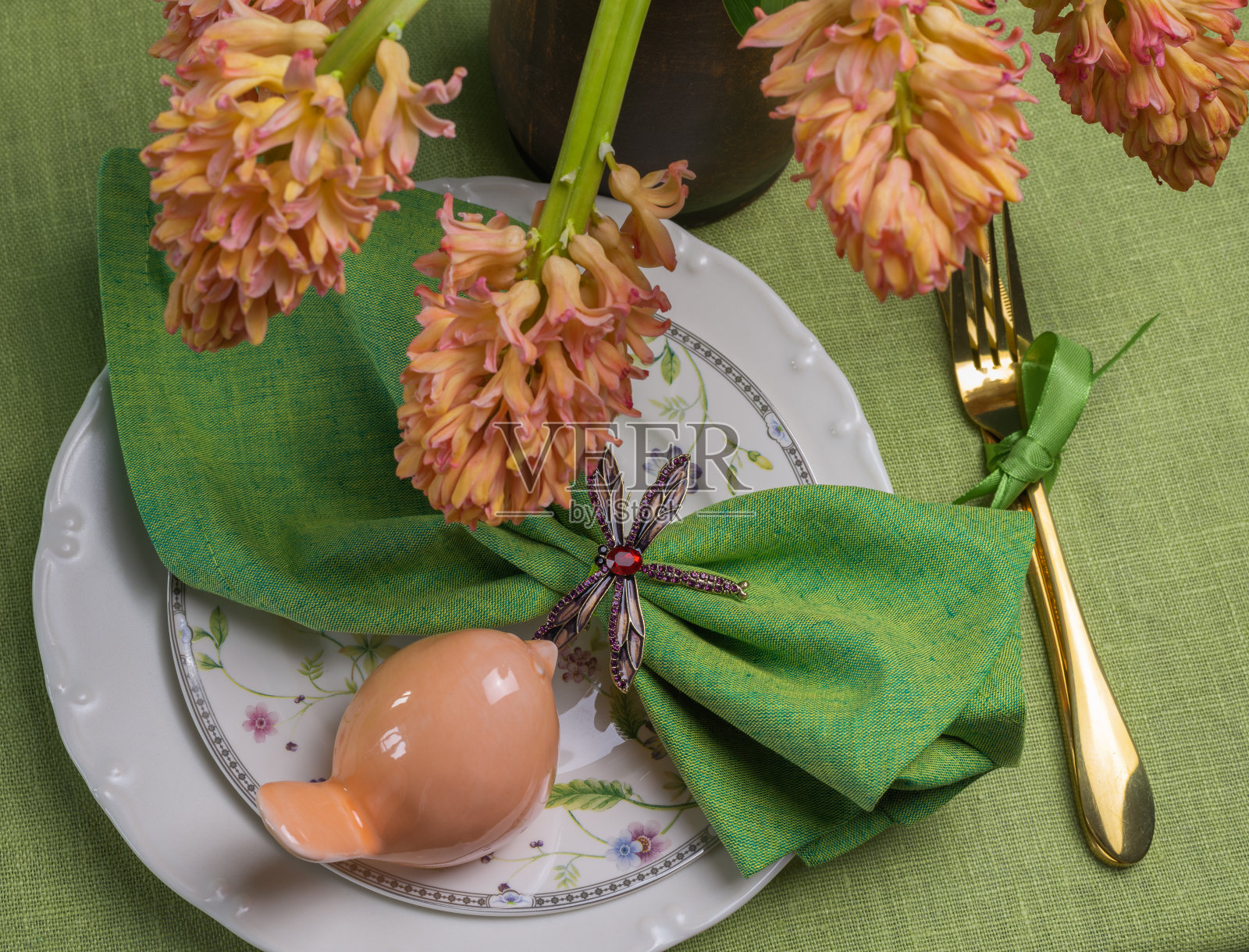 绿色亚麻桌布上的风信子照片摄影图片