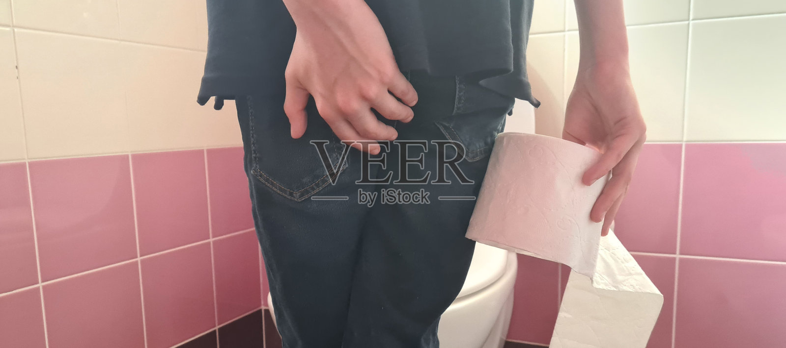 孩子上厕所时腹痛照片摄影图片