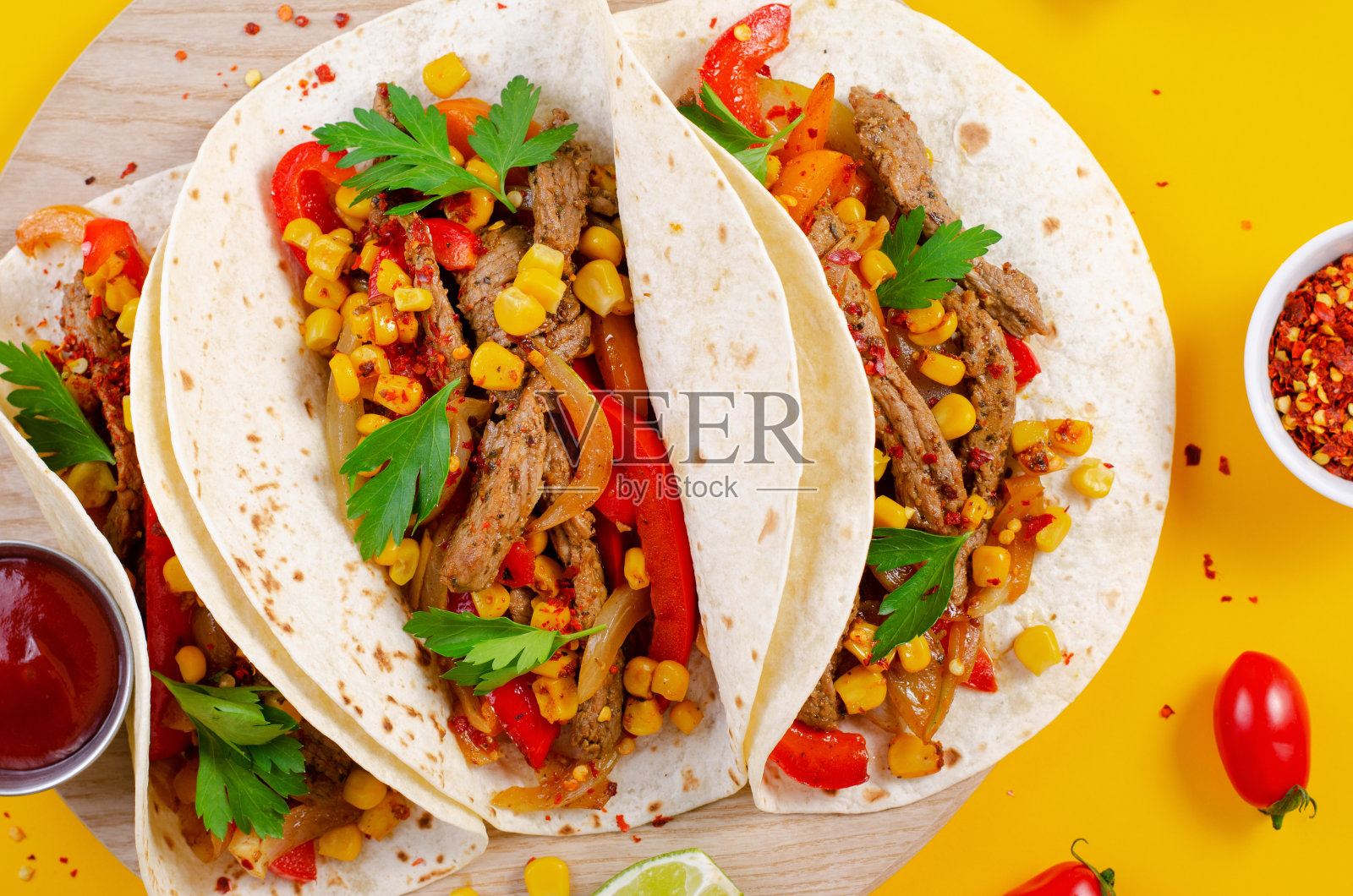 墨西哥玉米卷配牛肉和蔬菜,黄色背景的墨西哥玉米卷照片摄影图片