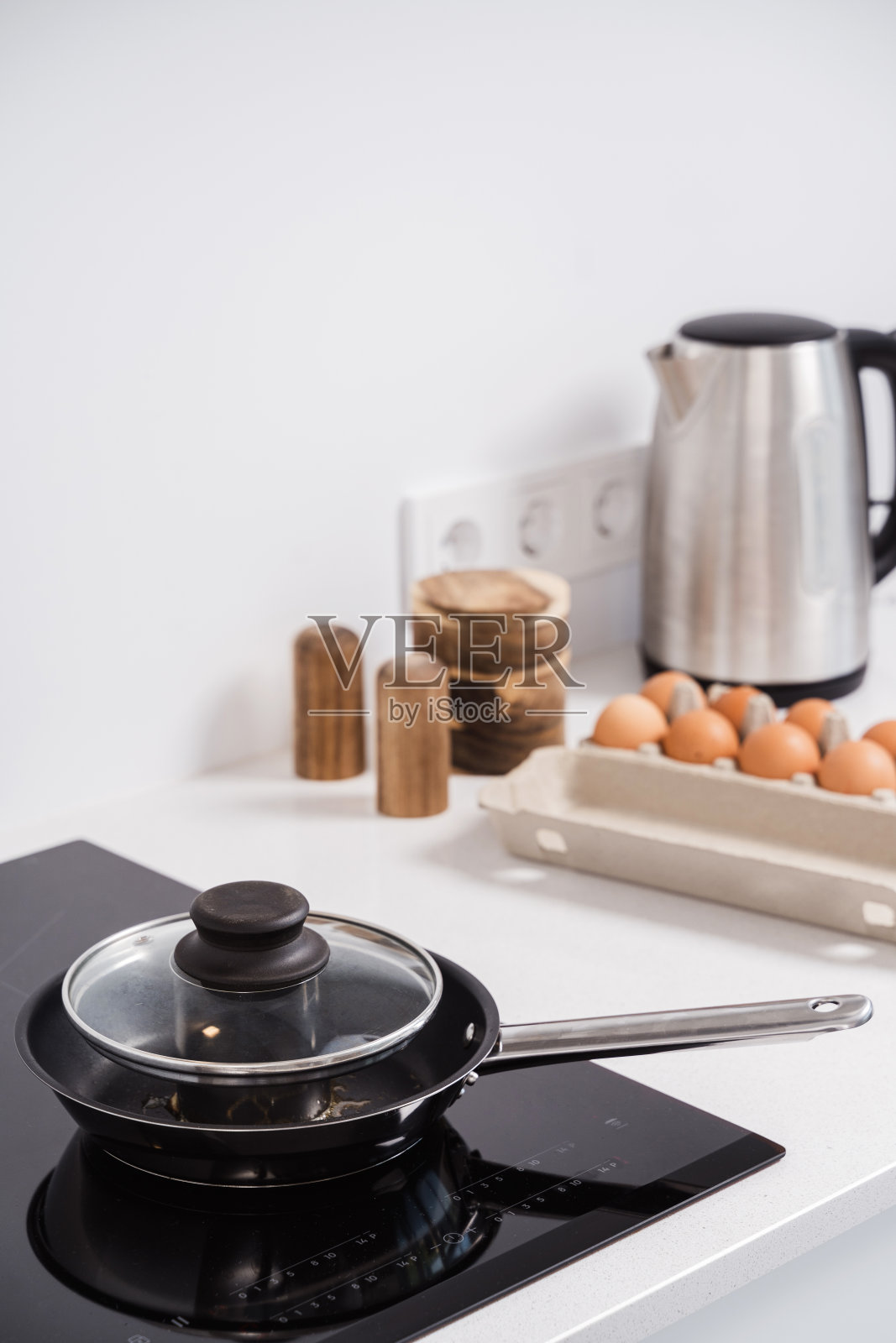 感应电炉上的平底锅烹饪过程照片摄影图片