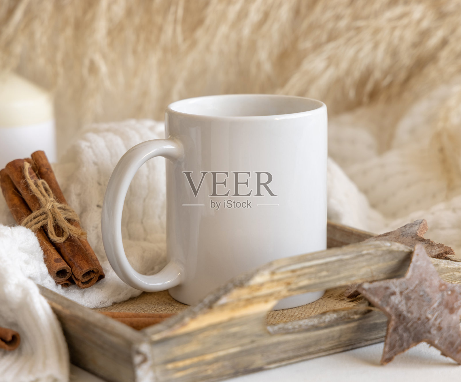 木托盘上的白色咖啡杯靠近潘帕斯草原,肉桂和毛衣,模拟照片摄影图片
