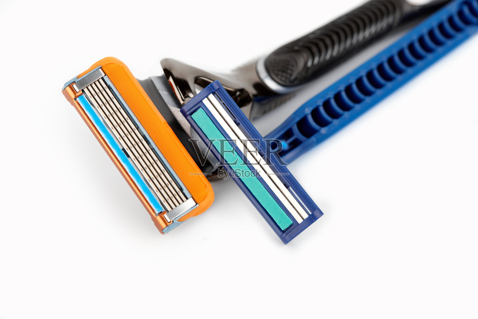 现代剃须刀隔离在白色上。一次性剃须刀。男士剃须配件。照片摄影图片