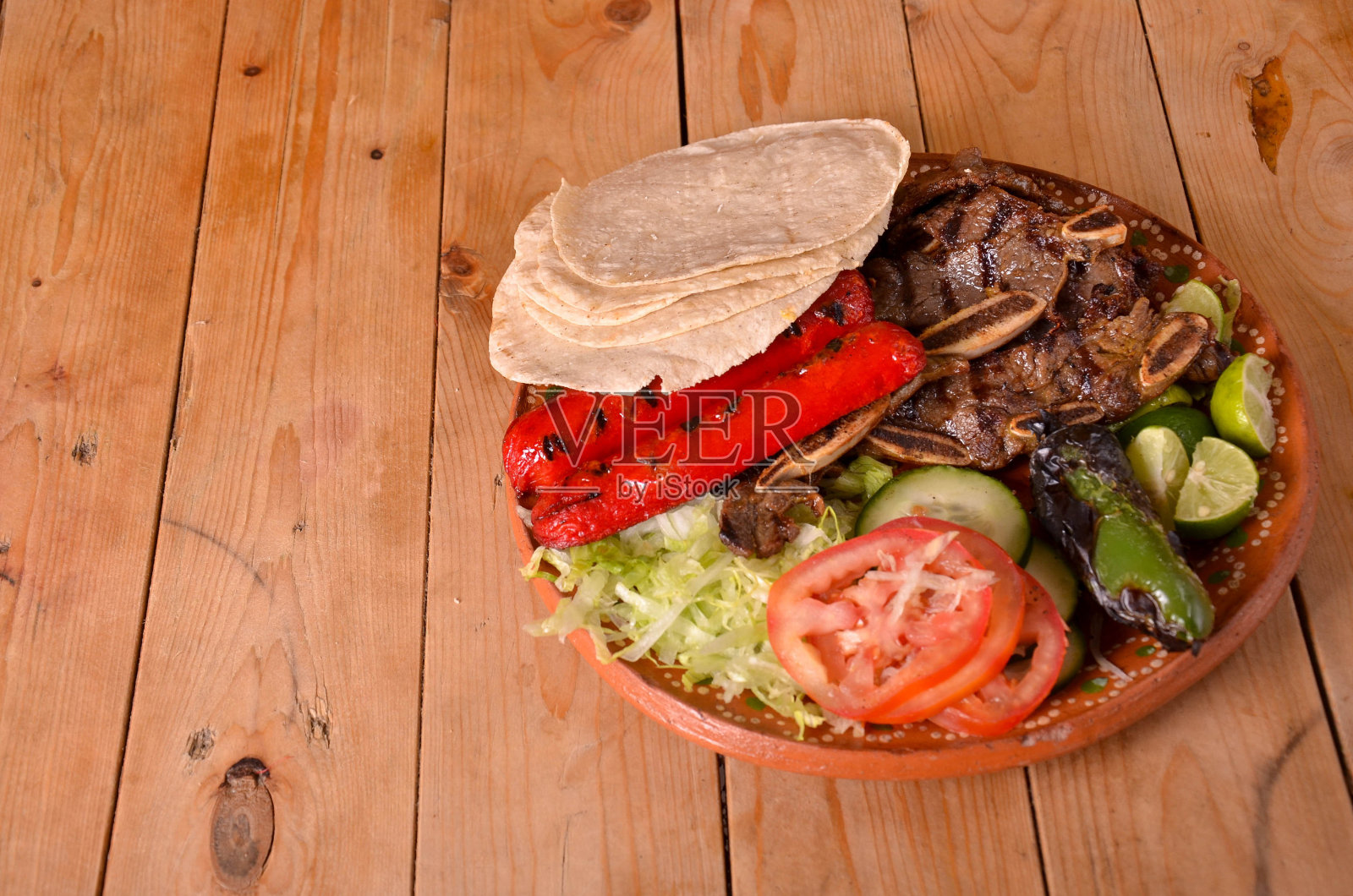 烤肉墨西哥食物与木材背景照片摄影图片