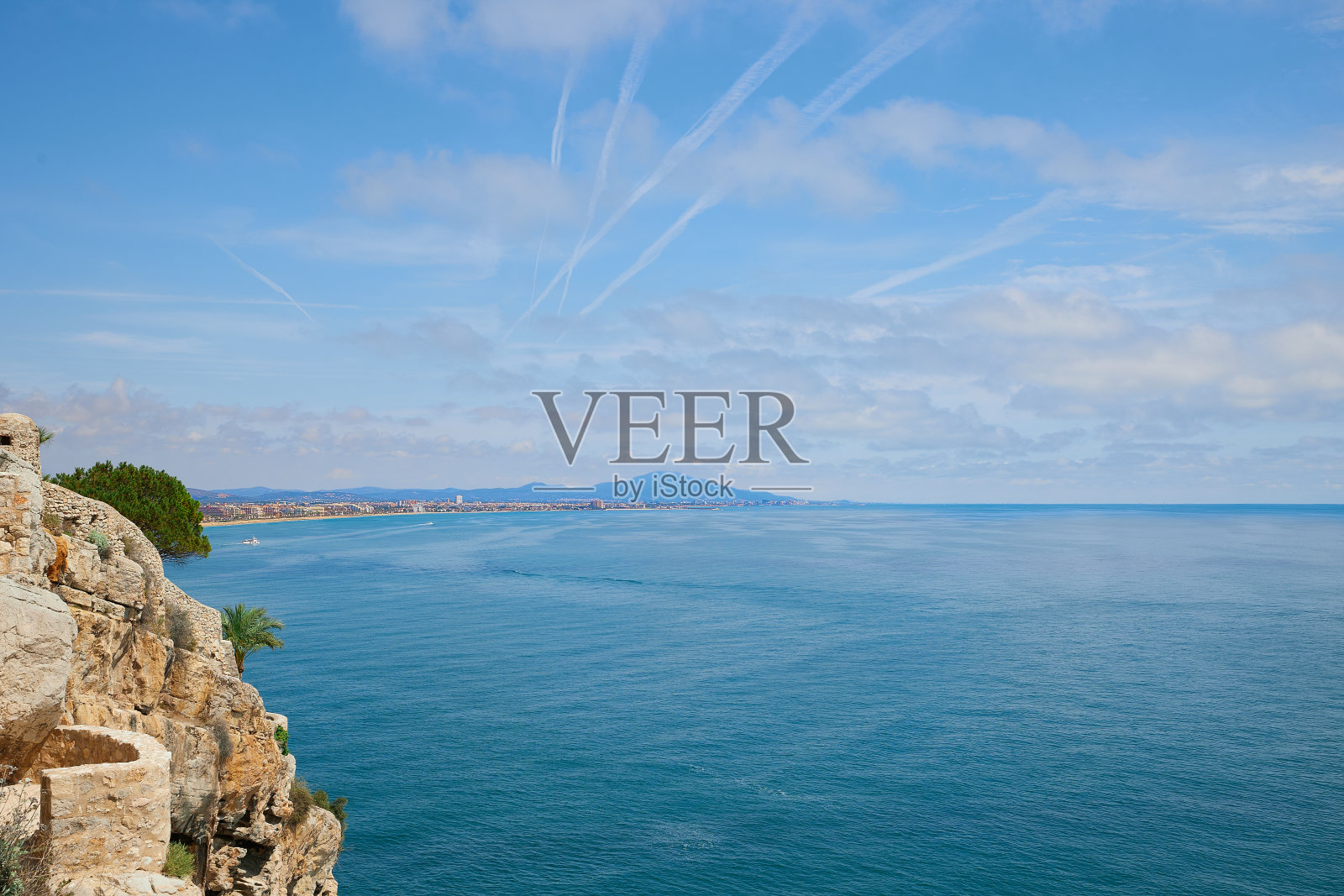 地中海的景色和小镇上的成本。照片摄影图片