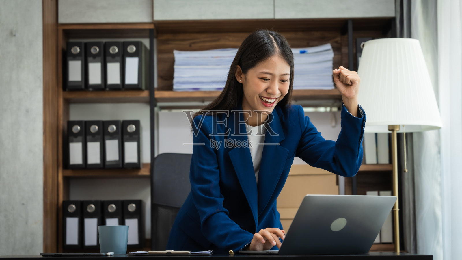 年轻的中国女商人做簿记分析审计工作底稿,公开发行,现金预算,应计股息,应付票据,实际成本,账龄表,无形固定资产照片摄影图片
