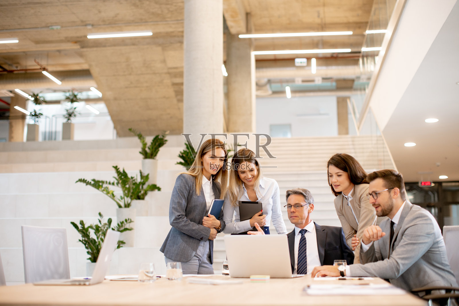 年轻的创业团队在办公室工作照片摄影图片