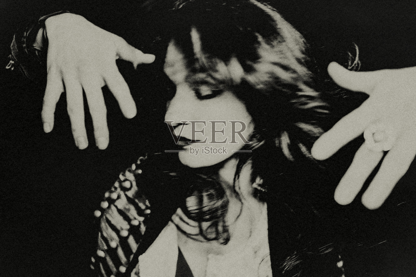 黑暗中的年轻女子。照片摄影图片