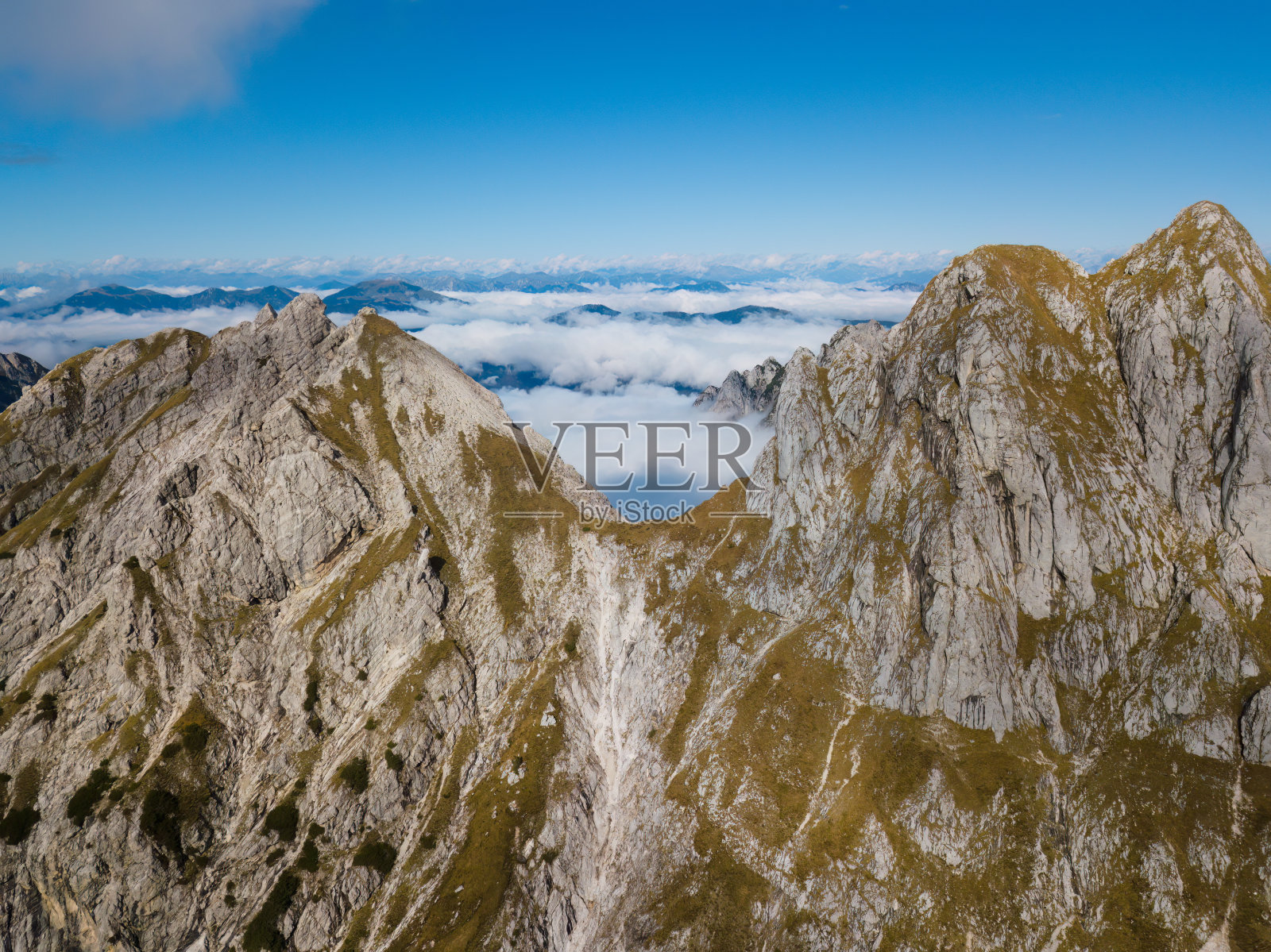 落基山脉高耸入云。用无人机拍摄的照片。朱利安·阿尔卑斯,斯洛文尼亚。照片摄影图片