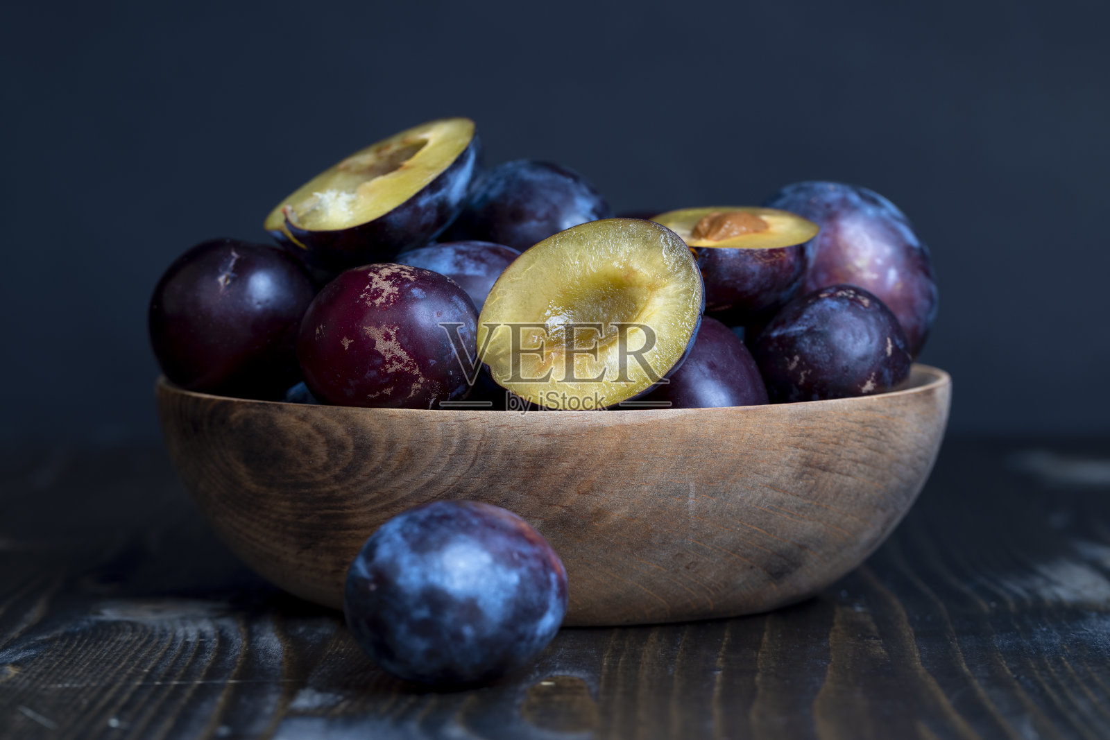 厨房桌子上的熟李子照片摄影图片