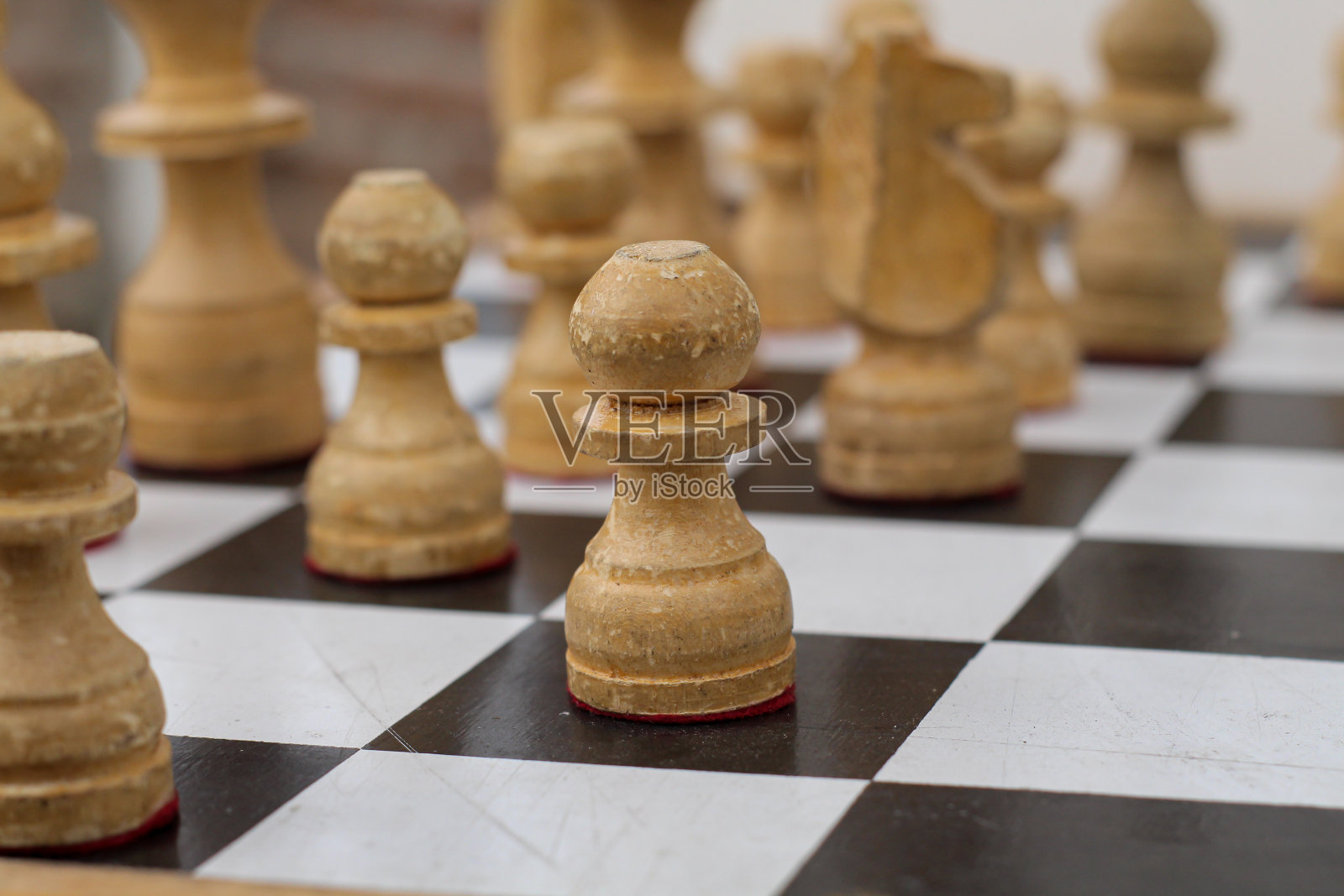 国际象棋中背景模糊的白色棋子照片摄影图片