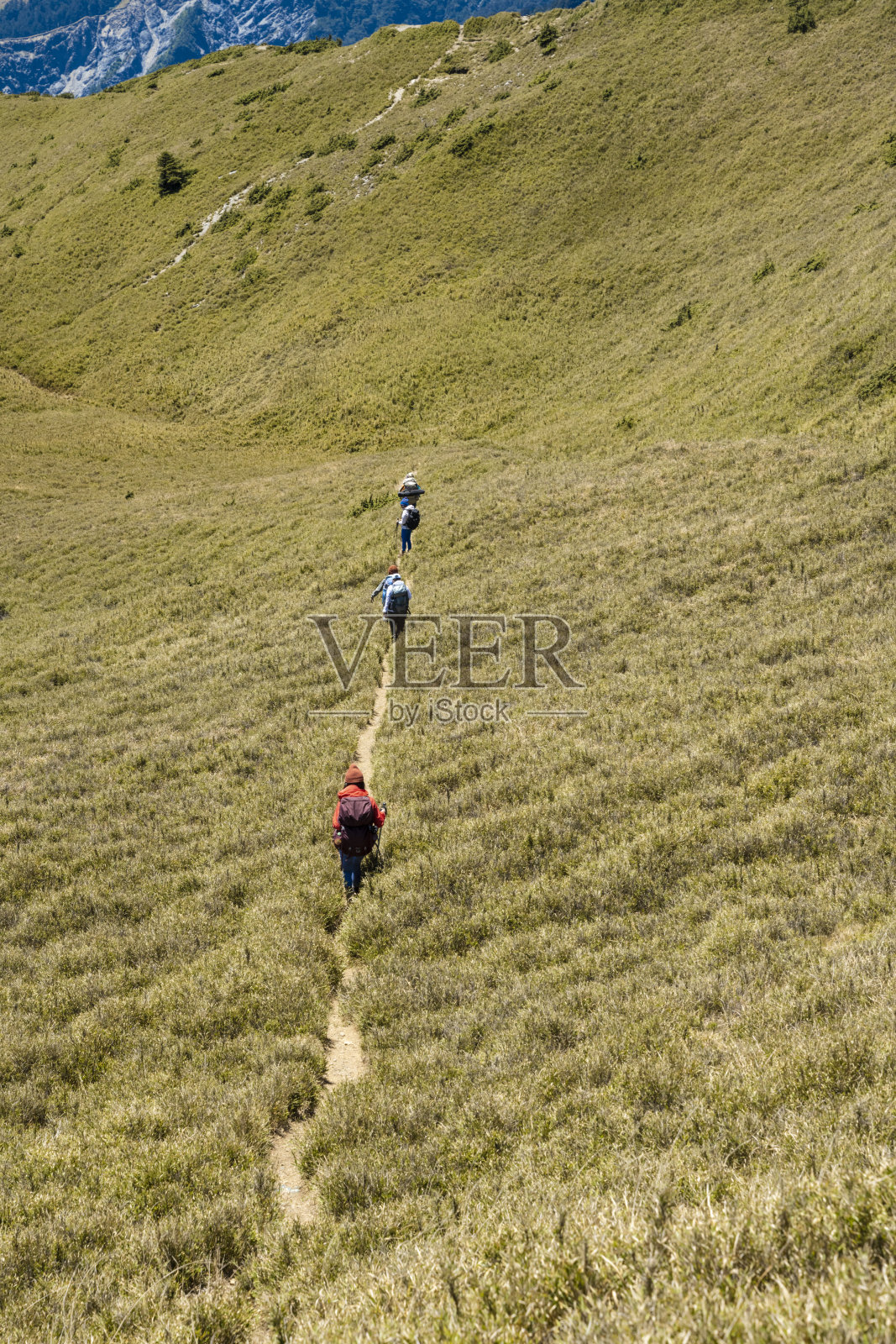 徒步旅行者独自走在山顶上。照片摄影图片